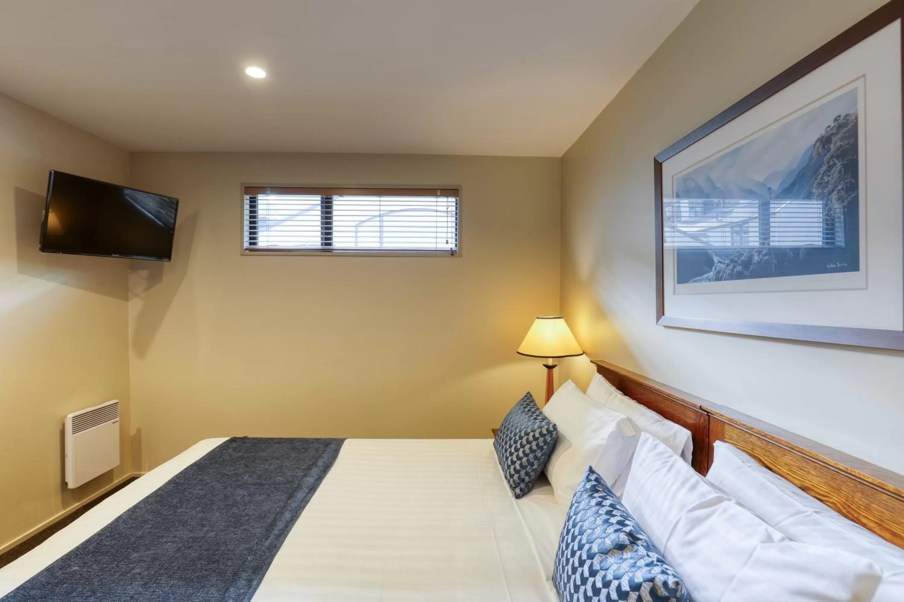 Bedroom, Bed in Garden Court Suites & Apartments