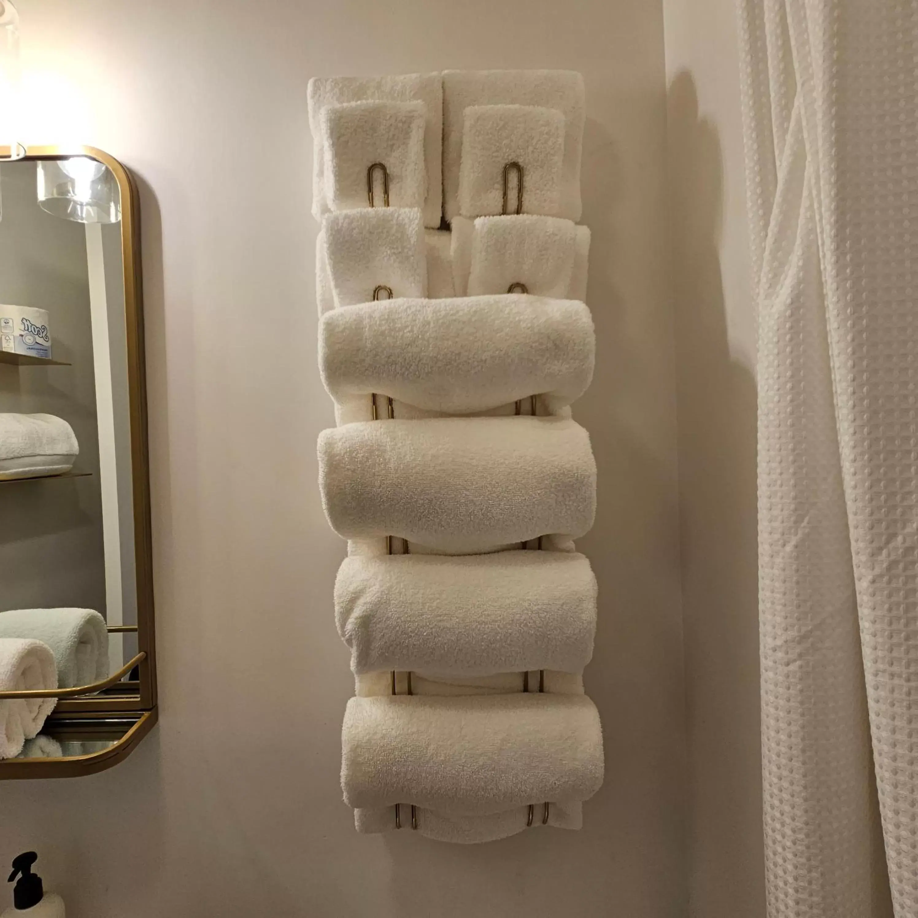 towels, Bathroom in CedarWood Inn