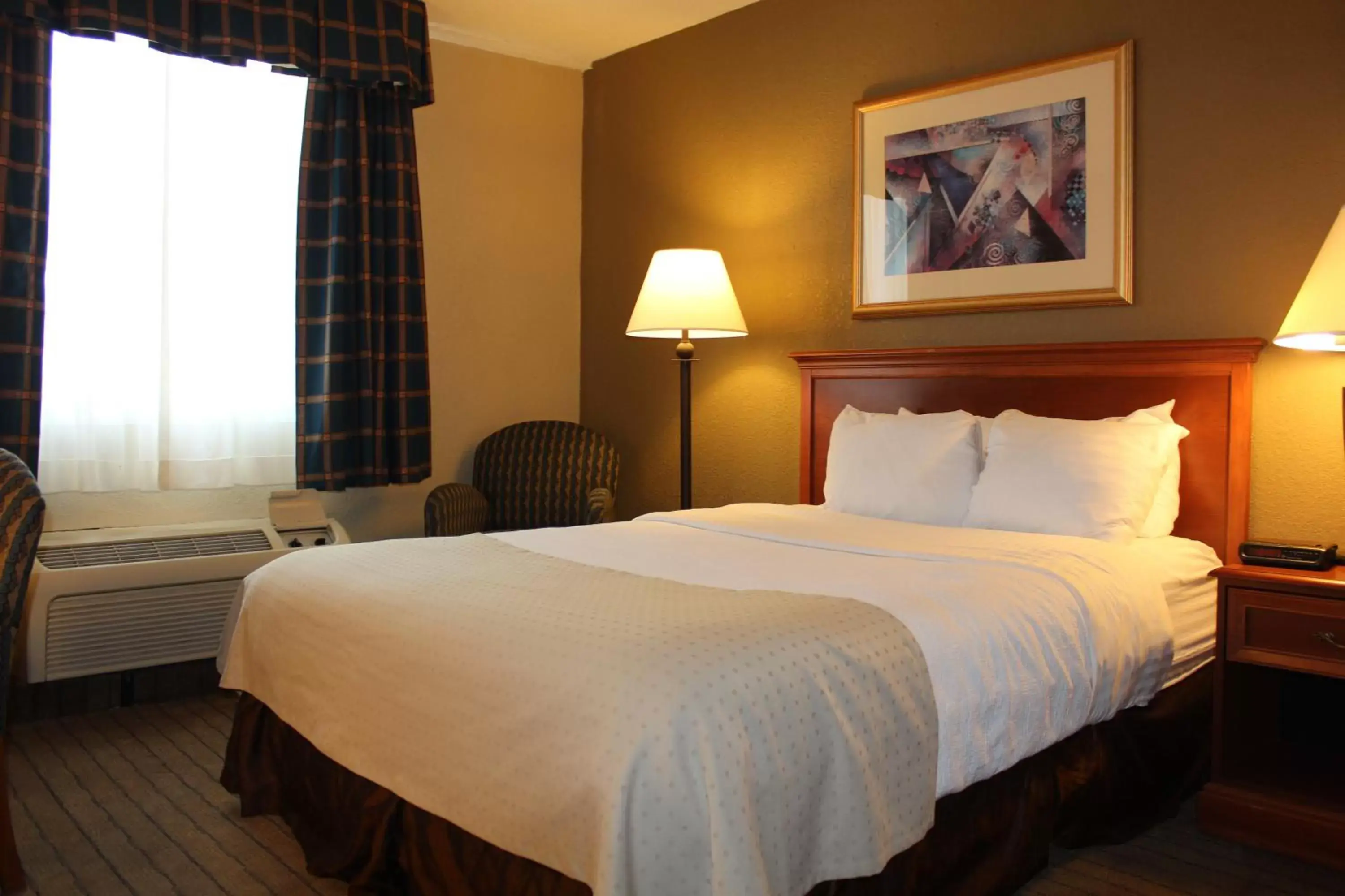 Bed in Holiday Inn Alexandria, an IHG Hotel