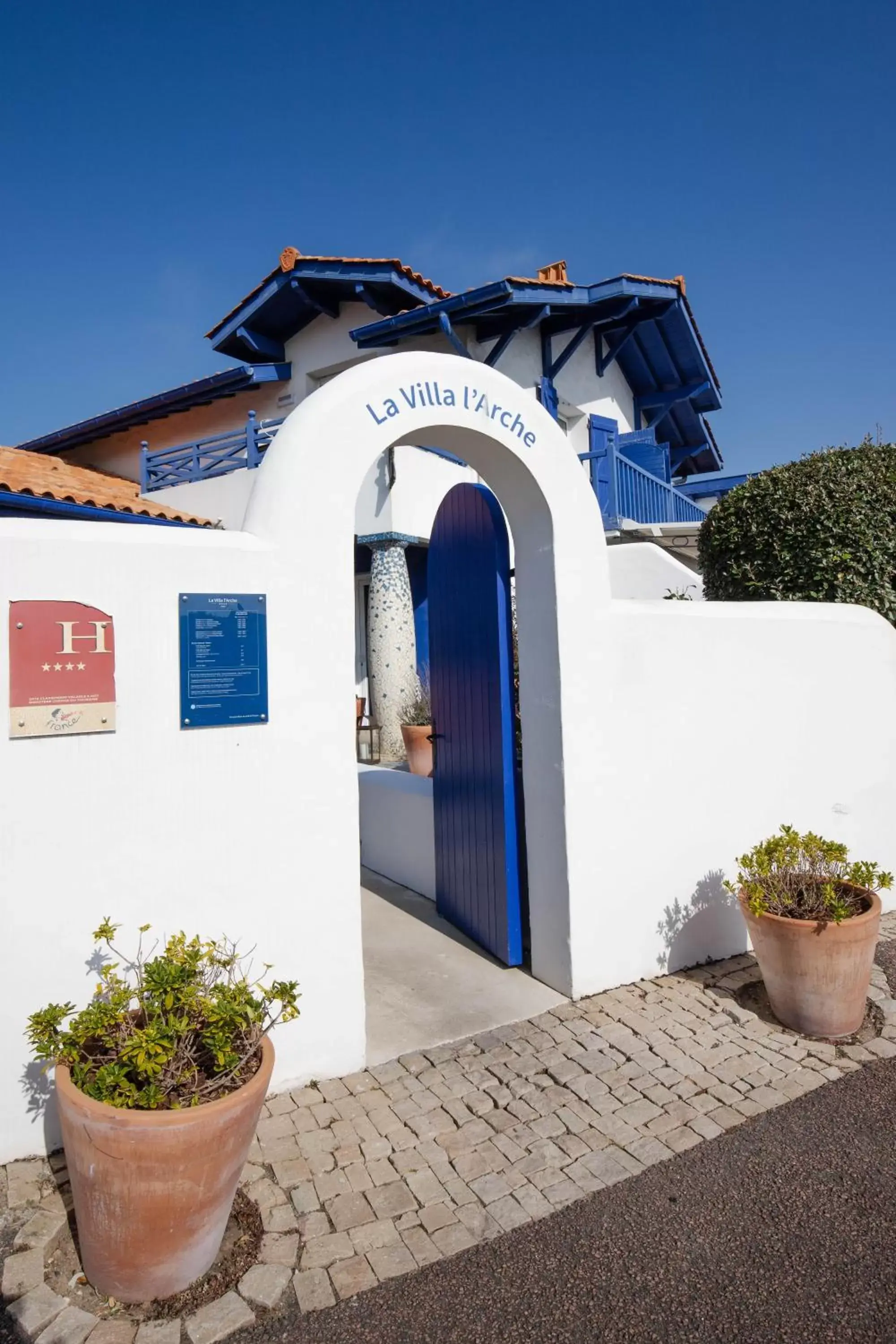 Facade/entrance, Property Building in Villa L'Arche