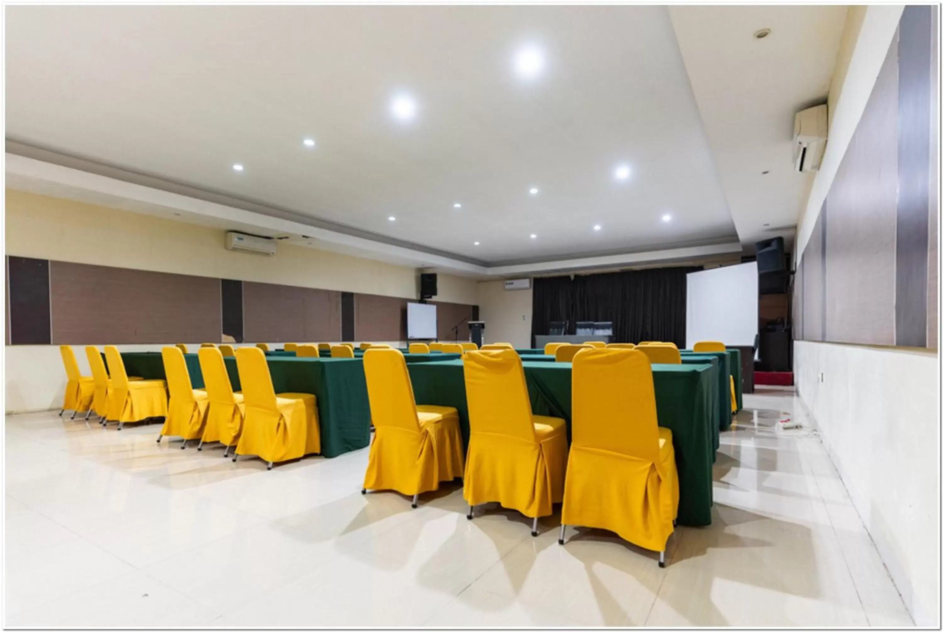 Meeting/conference room in RedDoorz Plus @ Hertasning Area