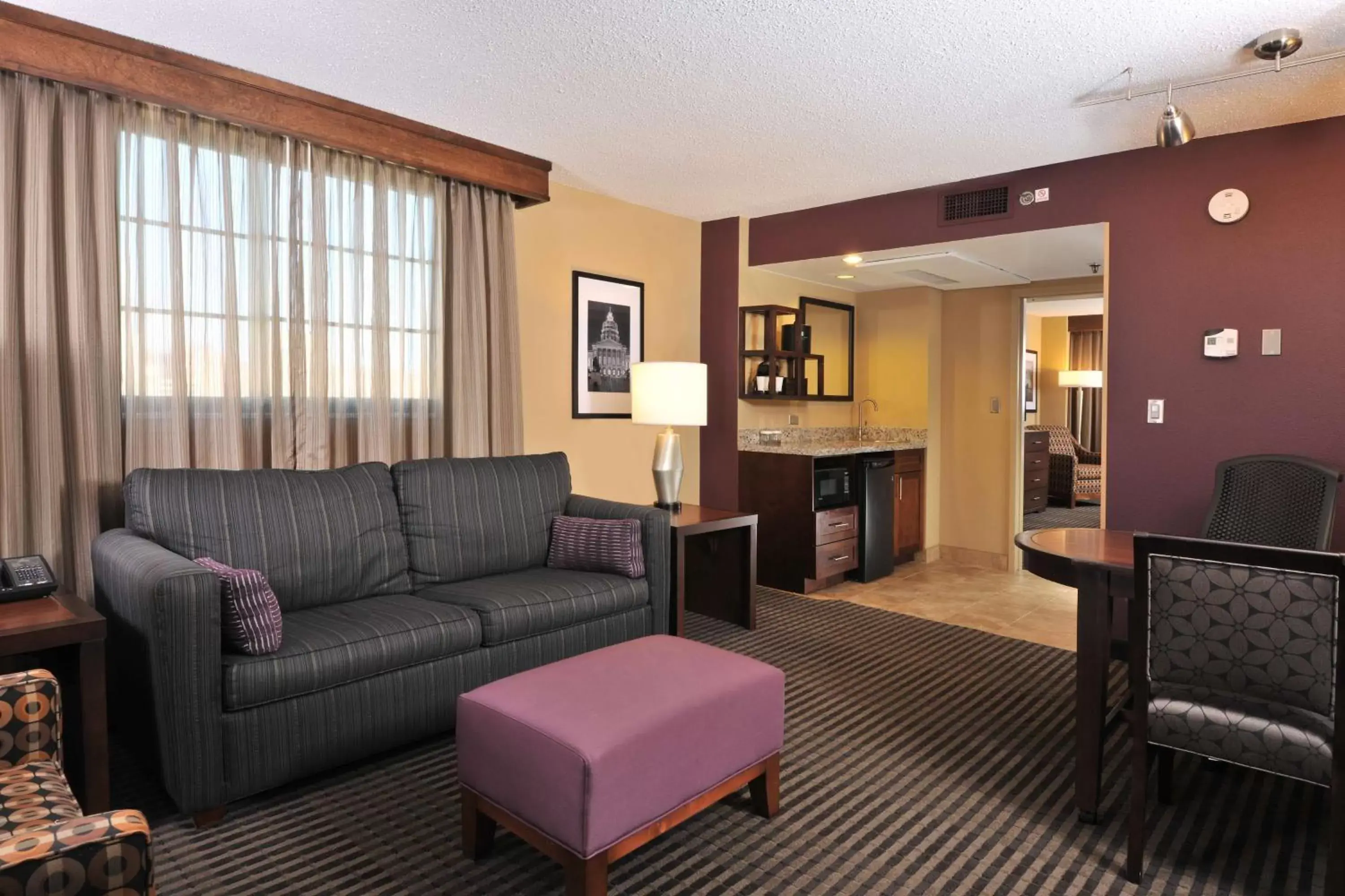 Living room, Seating Area in Embassy Suites Des Moines Downtown