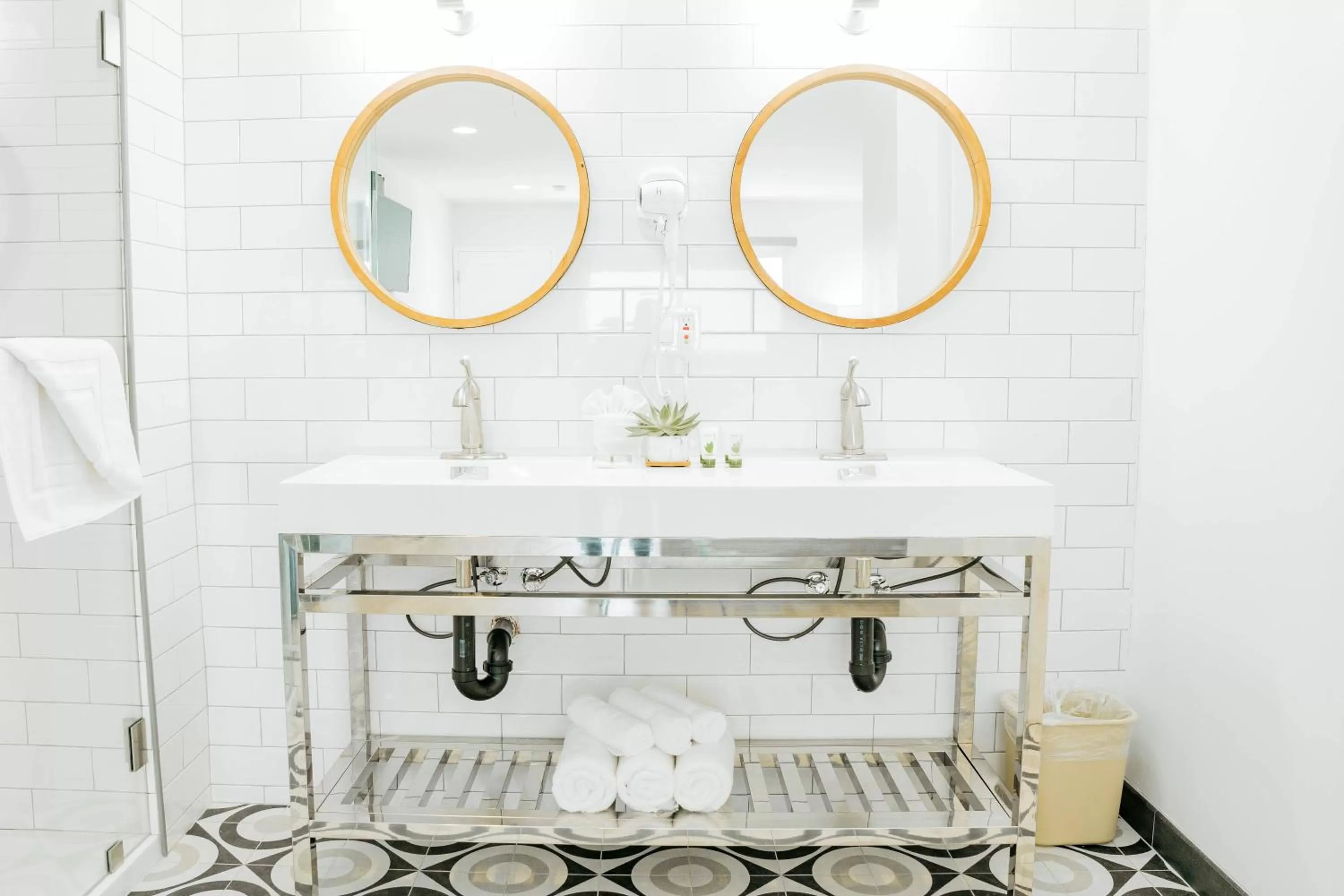 The Belmont Shore Inn