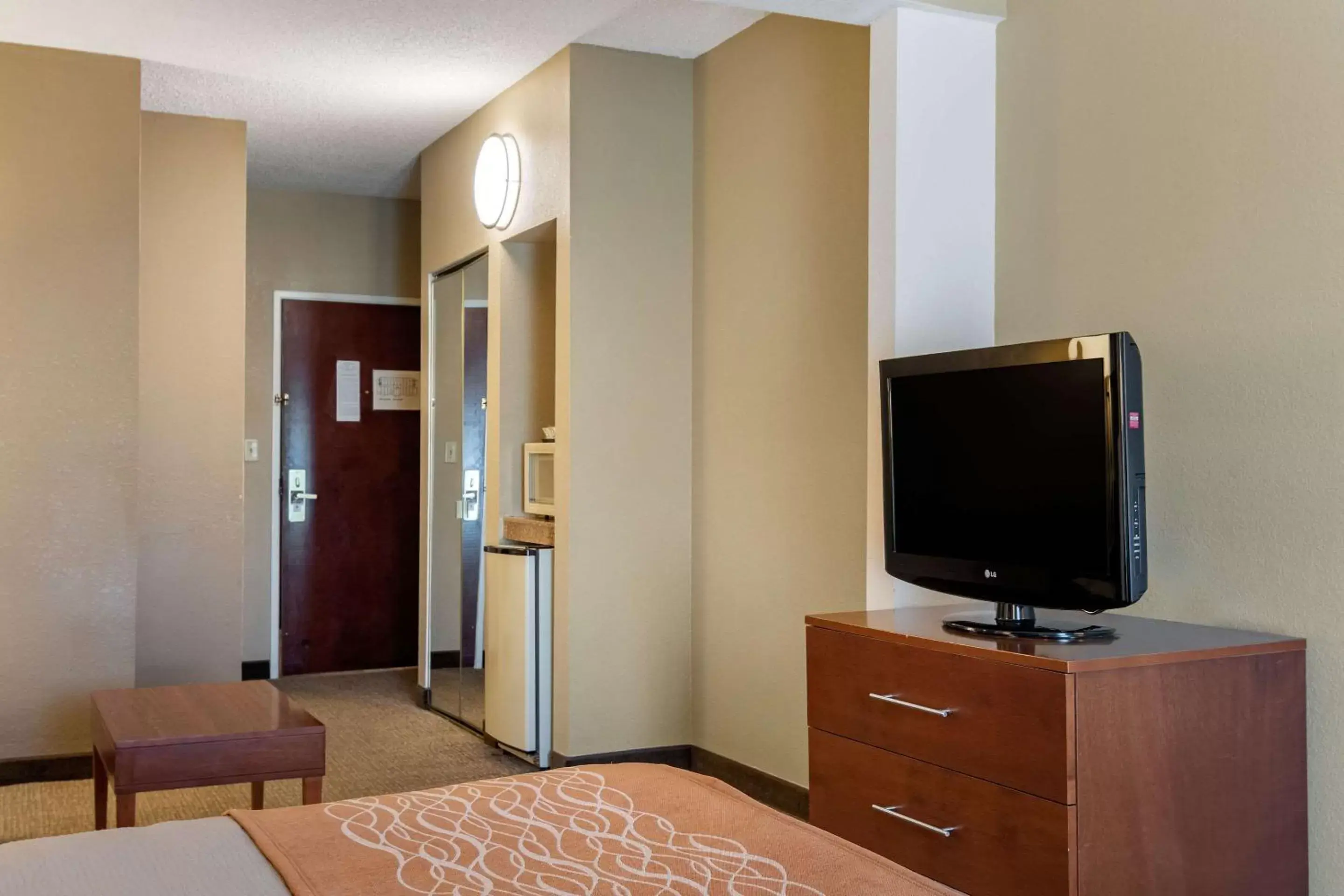 Photo of the whole room, TV/Entertainment Center in Comfort Inn and Suites