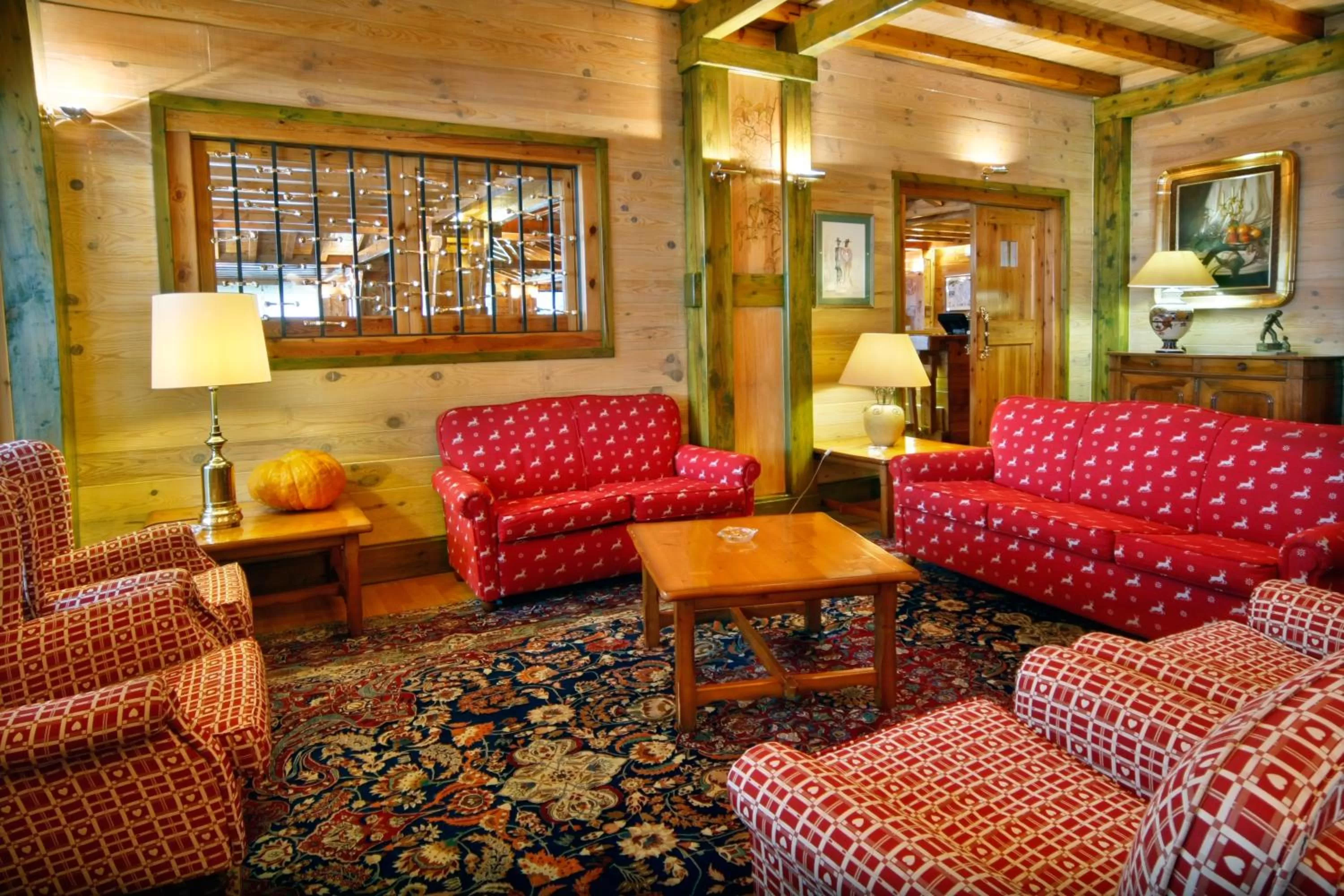 Communal lounge/ TV room in Rutllan & Spa