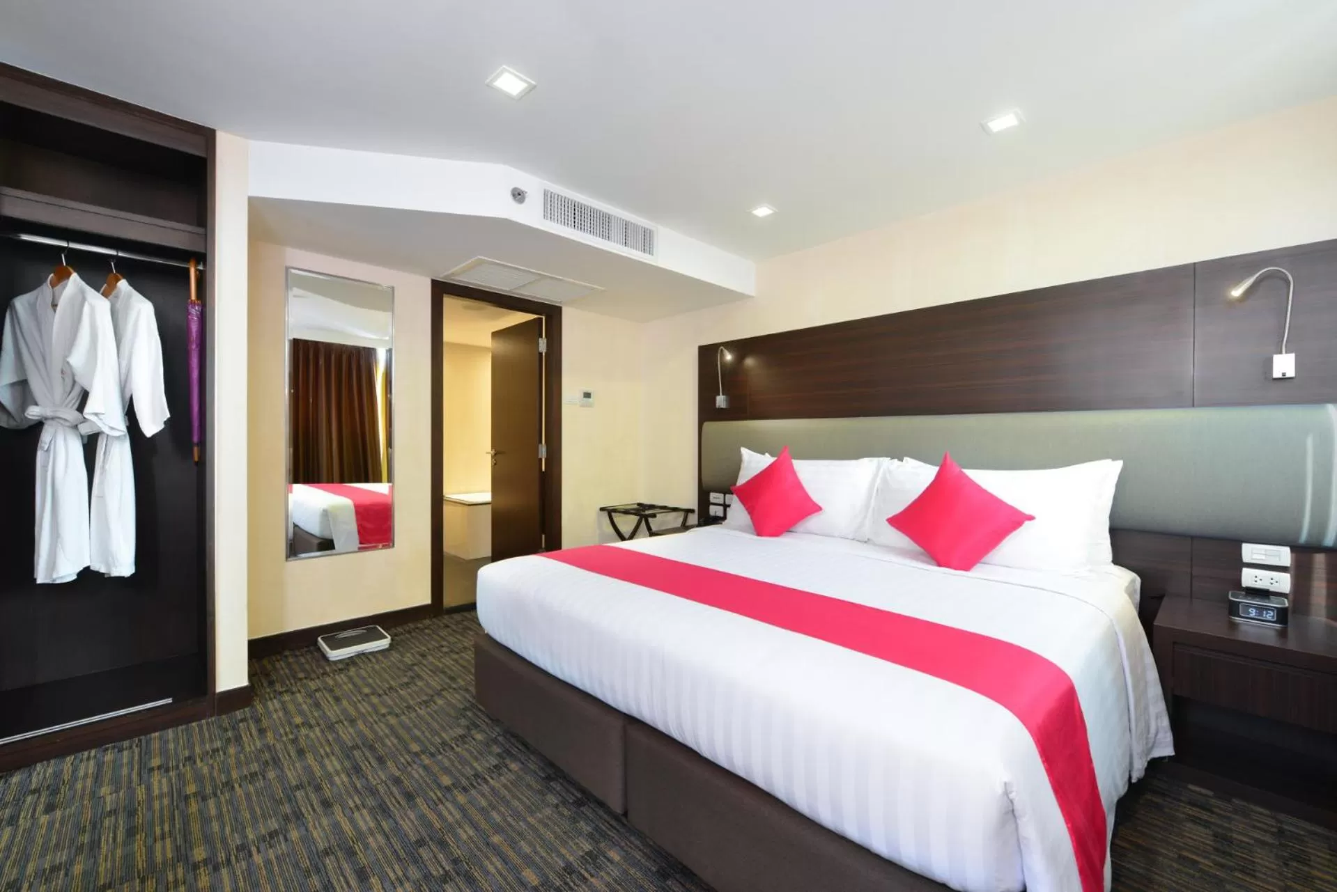 Bedroom, Bed in Hotel Royal Bangkok