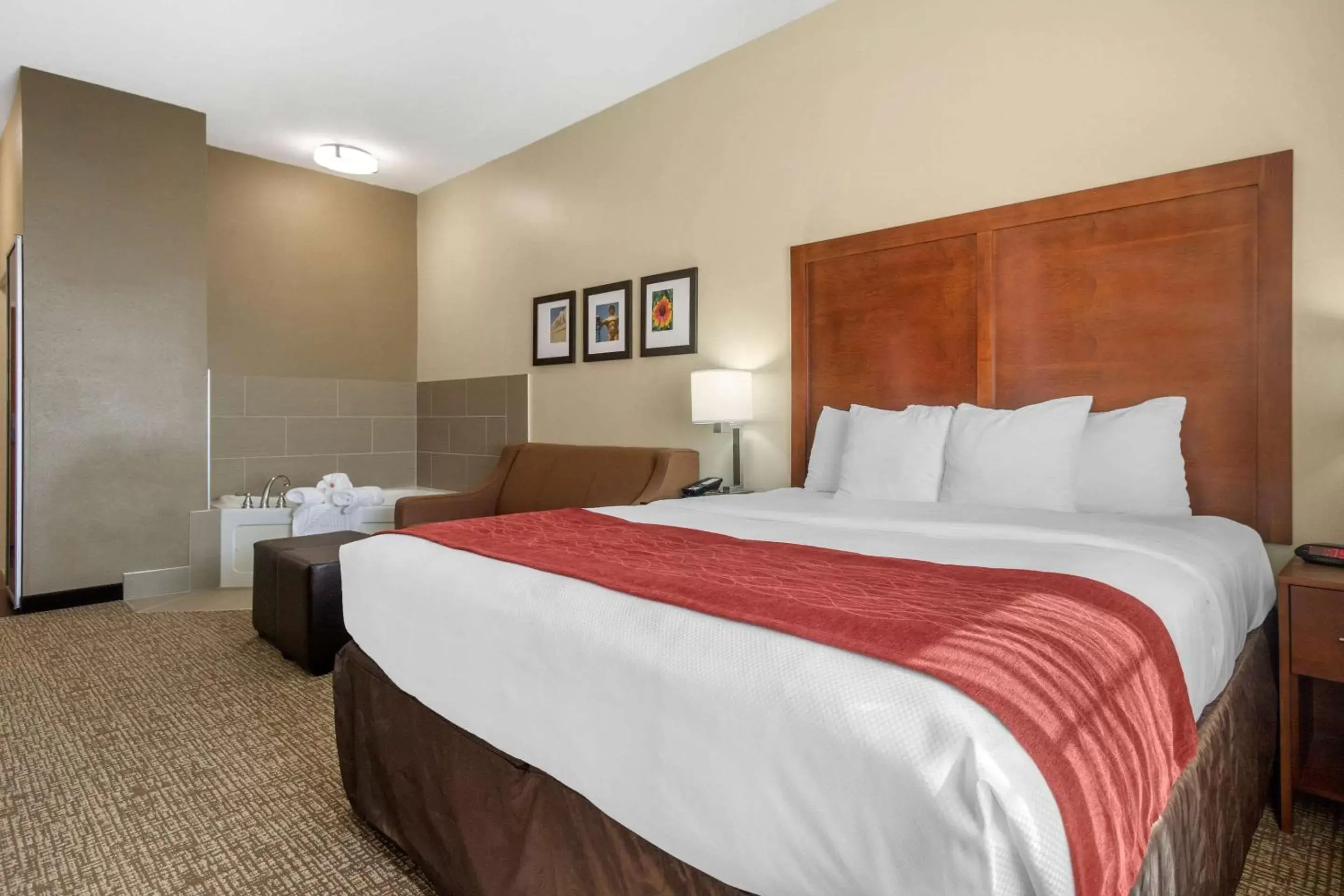 Photo of the whole room, Bed in Comfort Inn & Suites Glenpool