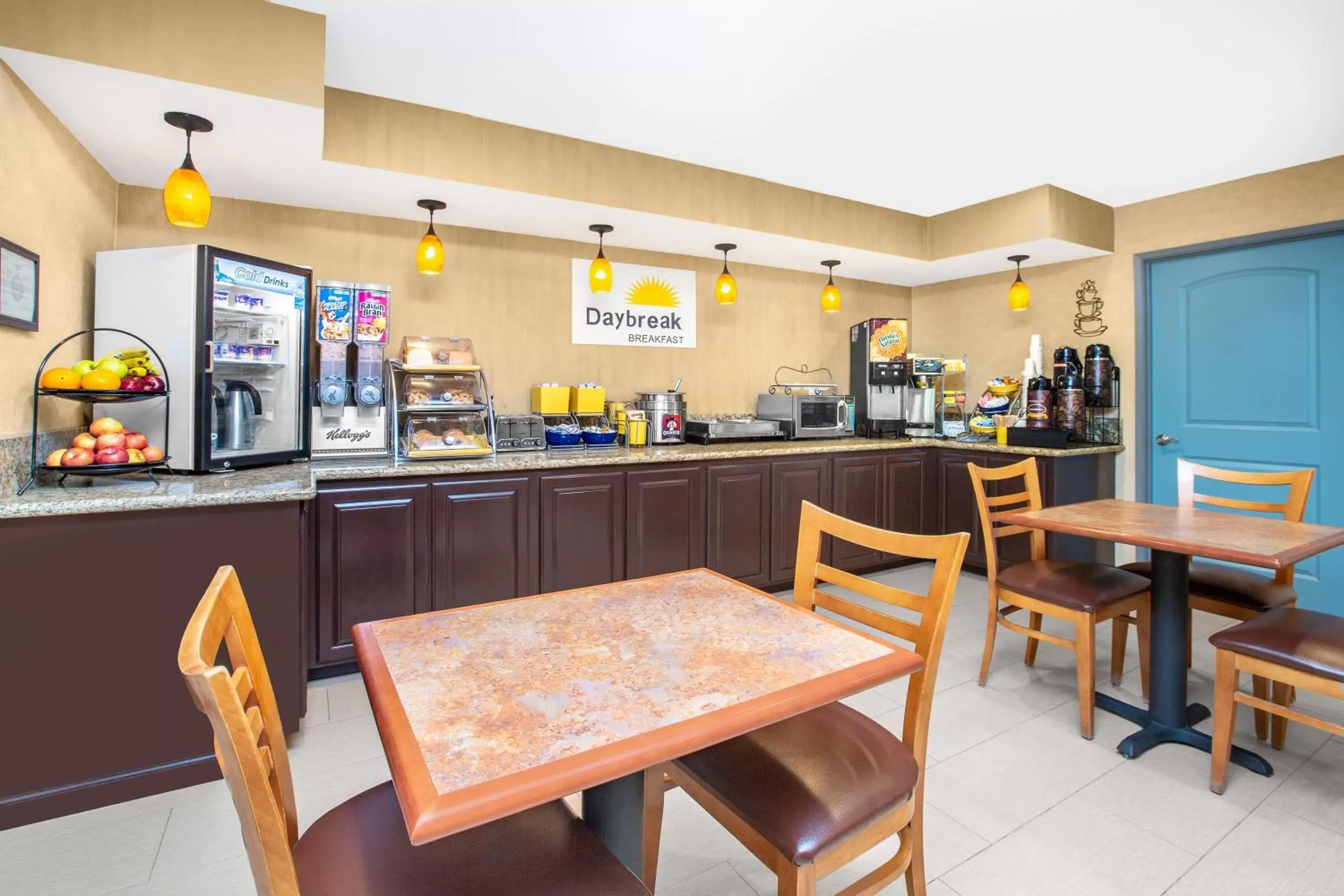 Coffee/tea facilities, Restaurant/Places to Eat in Days Inn by Wyndham Woodland