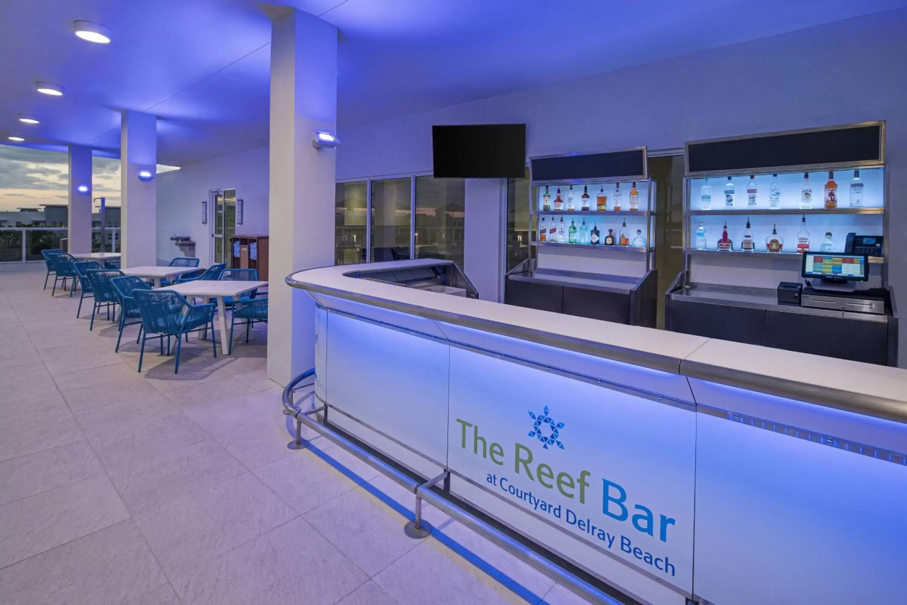 Swimming pool, Lounge/Bar in Courtyard by Marriott Delray Beach