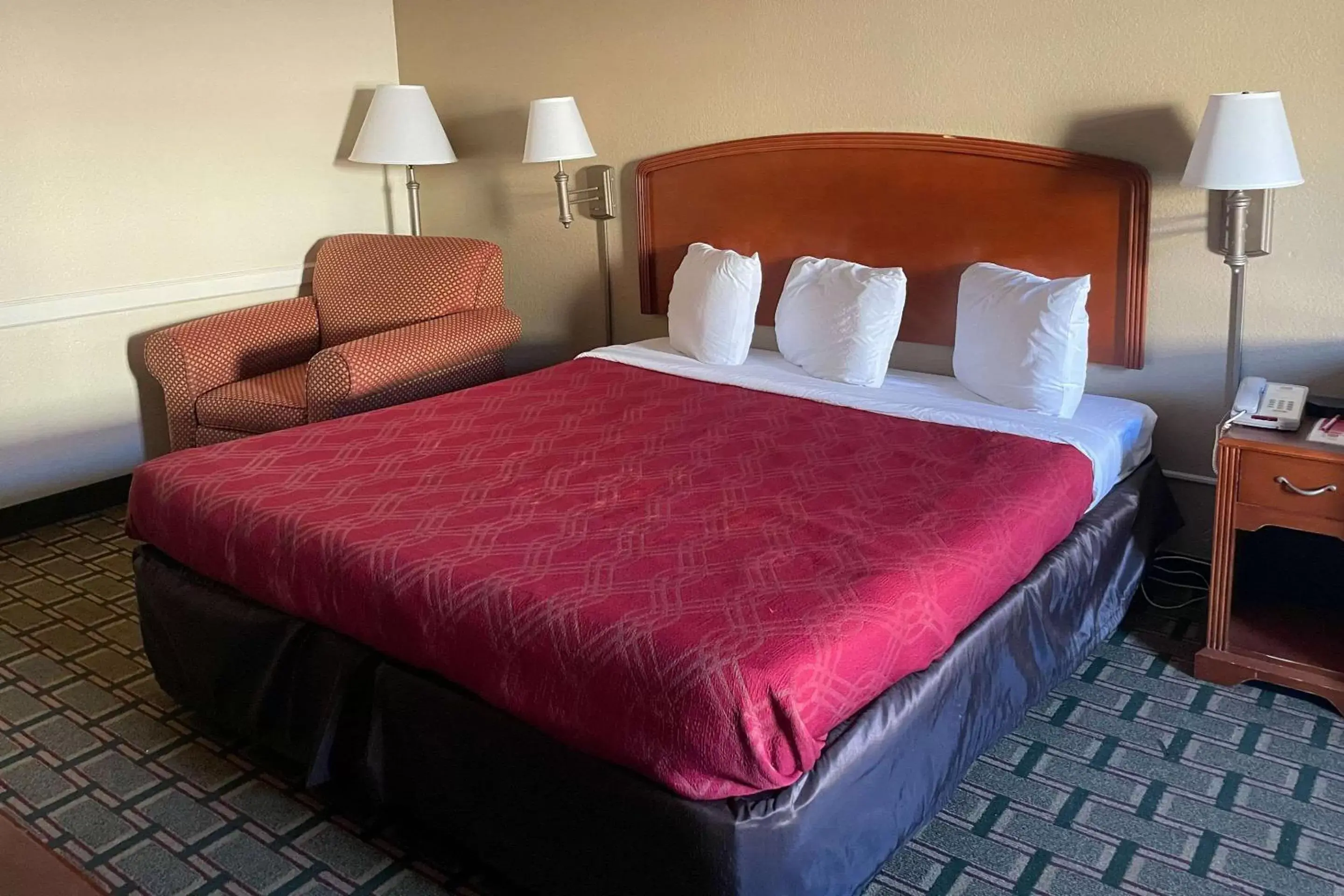 Bedroom, Bed in Econo Lodge Kalamazoo