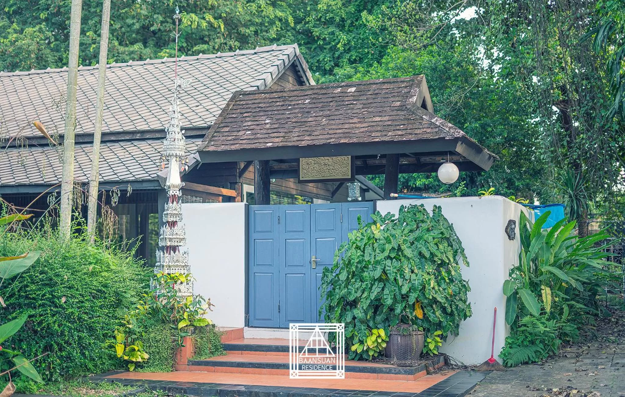 Facade/entrance in Baan Suan Residence เฮือนพักบ้านสวน