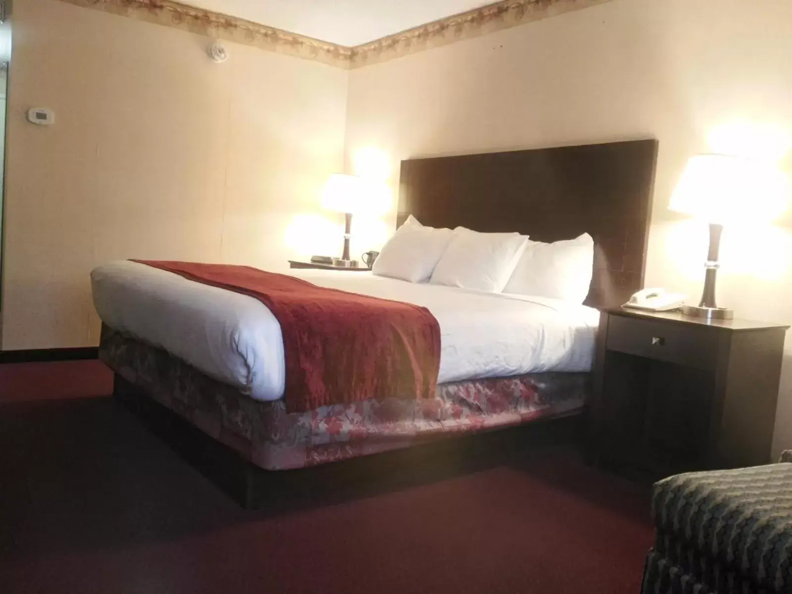 Bed in Fireside Inn & Suites Portland
