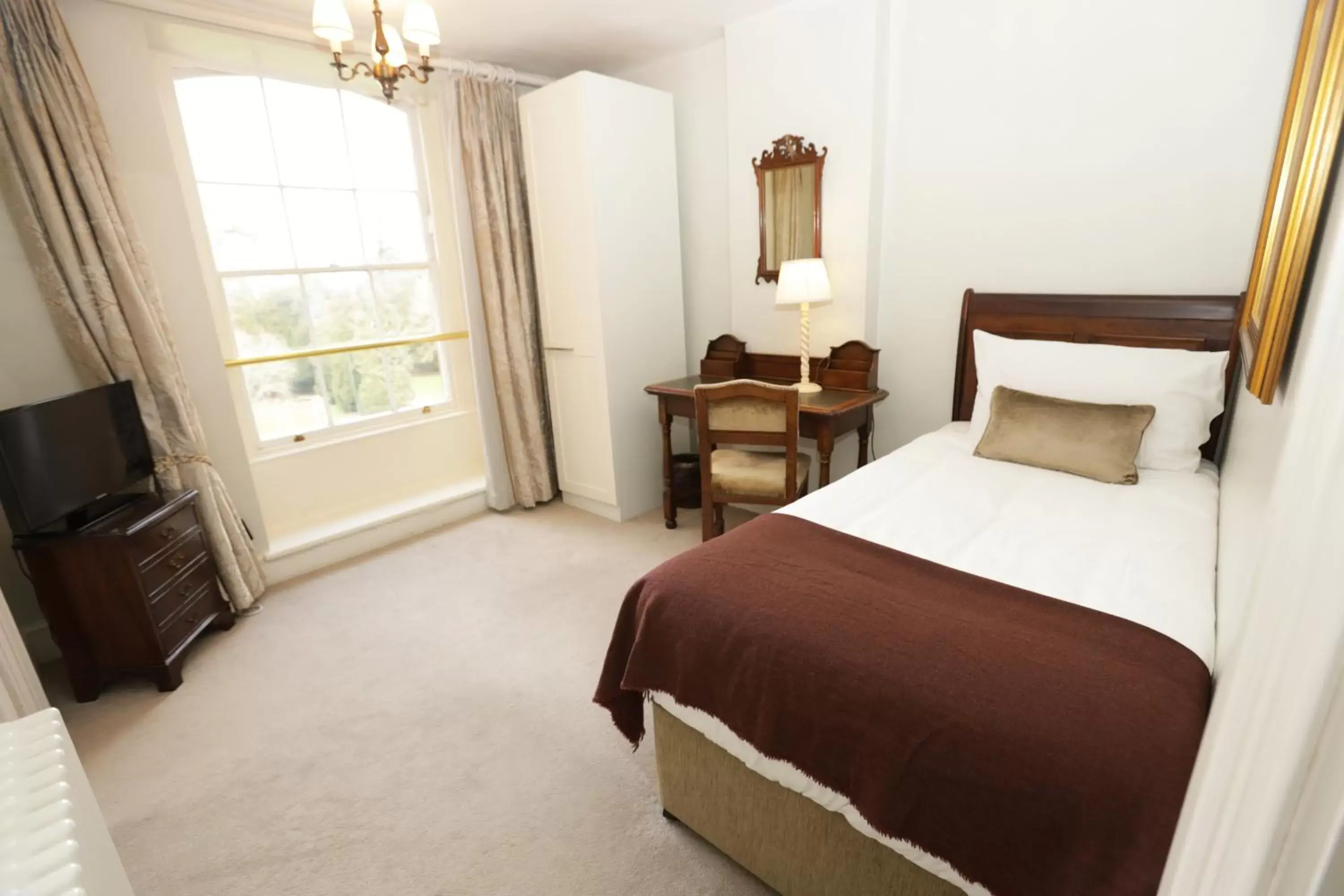 Bedroom, Bed in Chicheley Hall