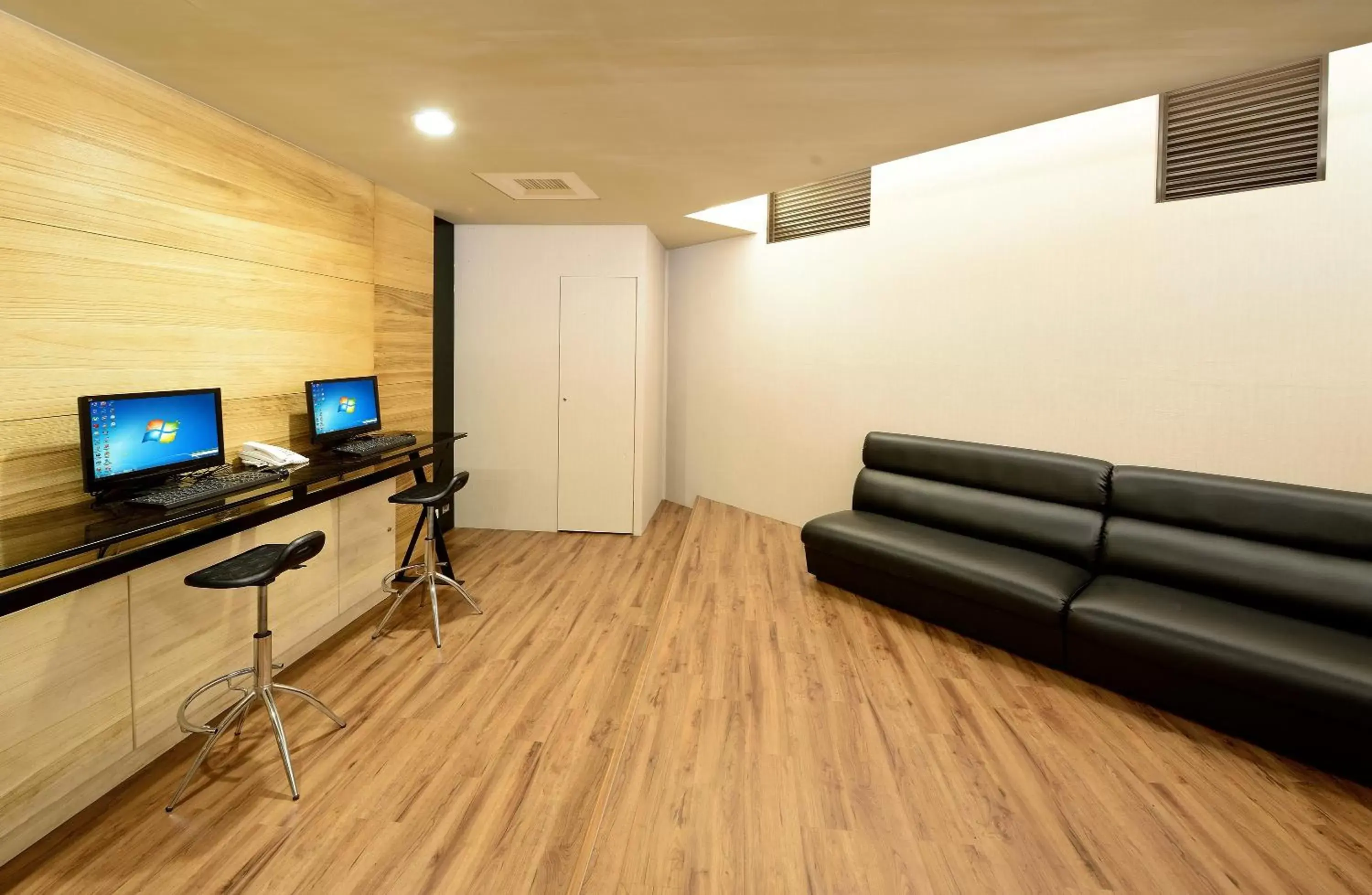 Library, Seating Area in Talmud Hotel Tainan