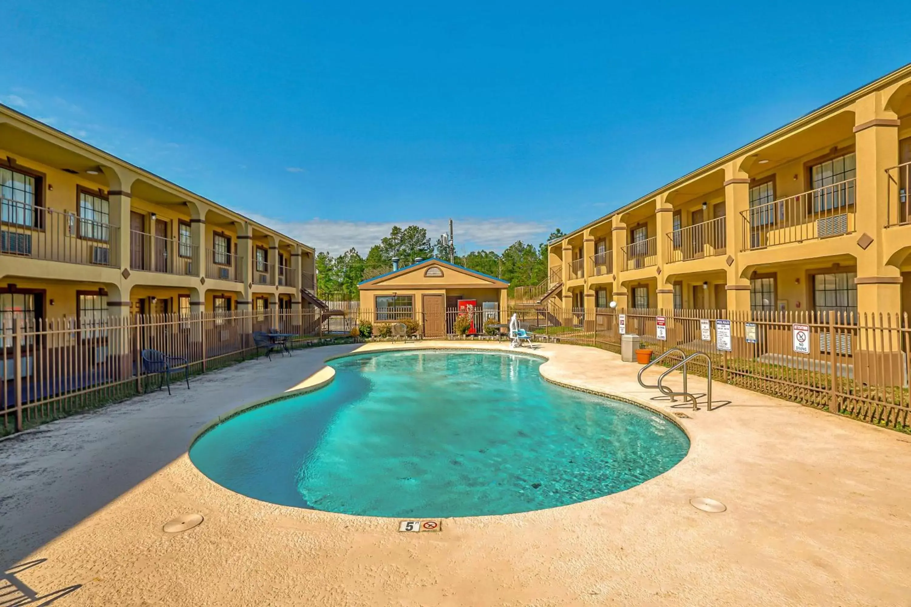 Activities, Swimming Pool in Motel 6 Nacogdoches, TX