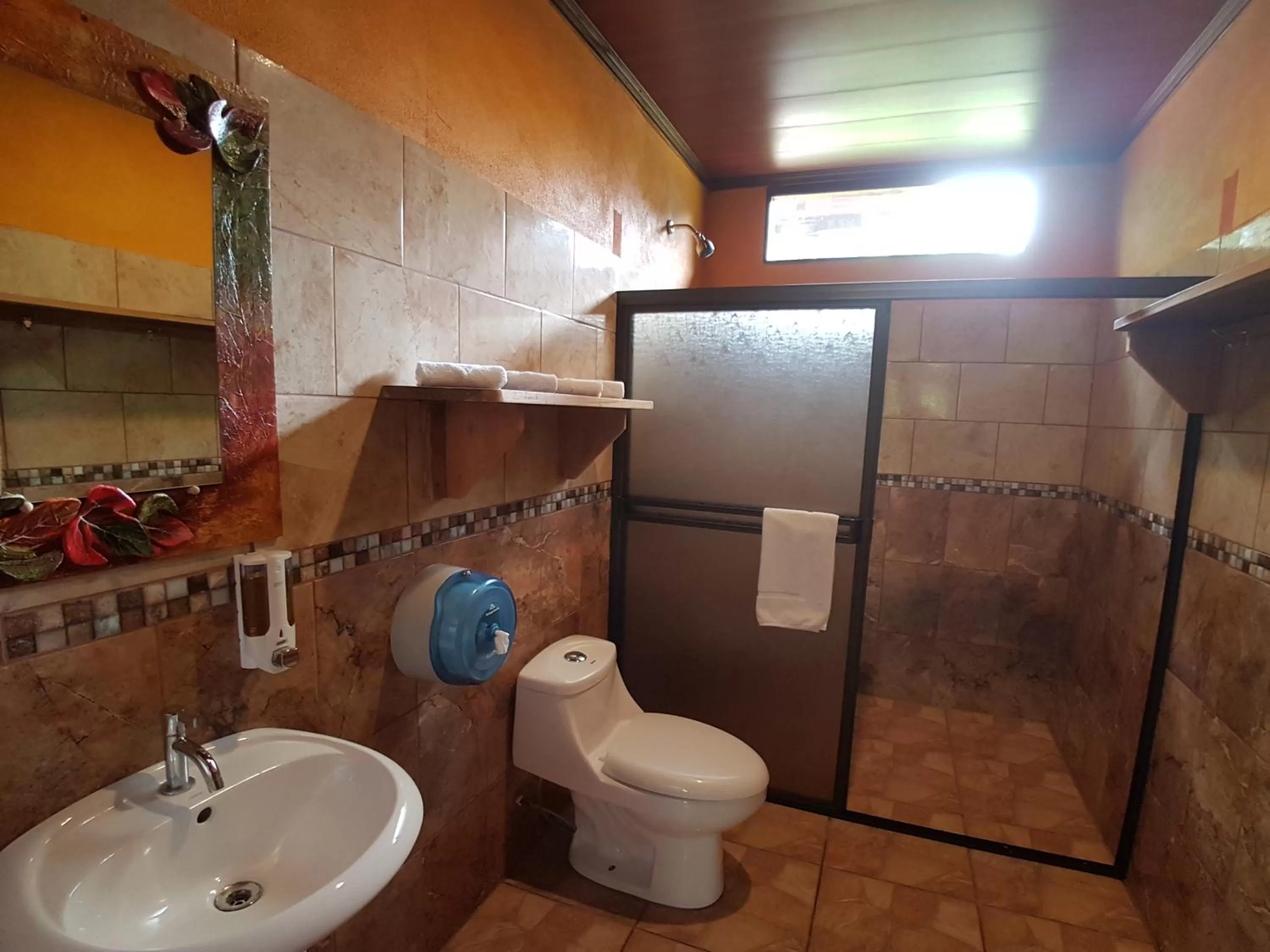 Shower in Hotel Heliconias Nature Inn & Hot Springs