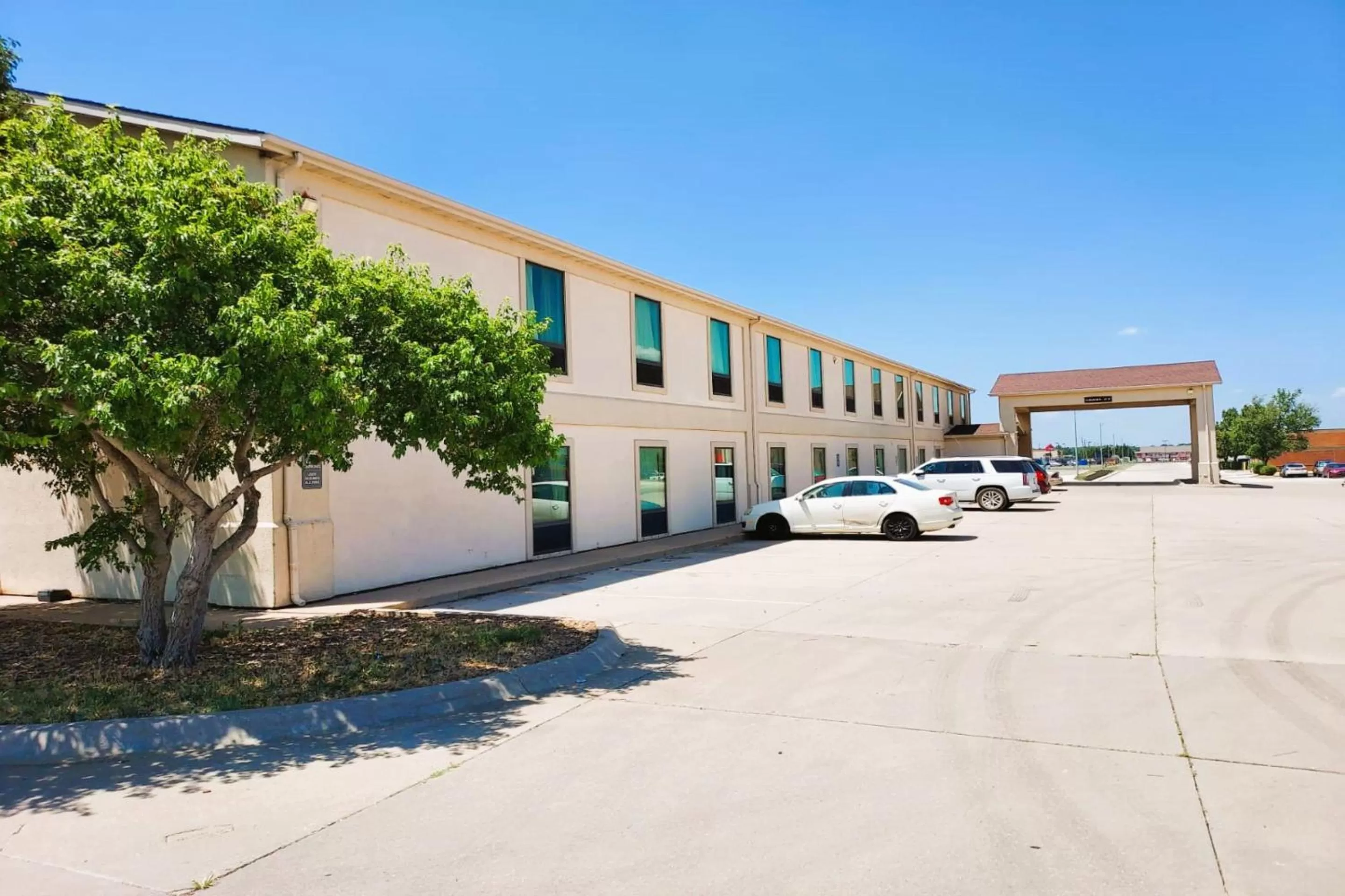 Parking, Property Building in McPherson Inn By OYO, I-135