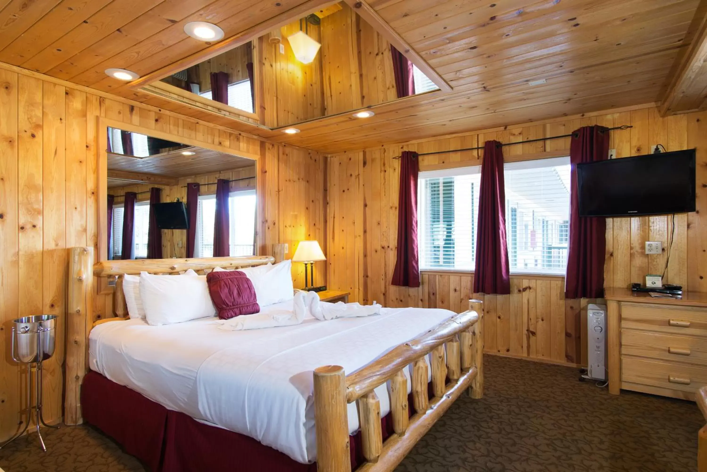 Bed in Secrets Inn Lake Tahoe