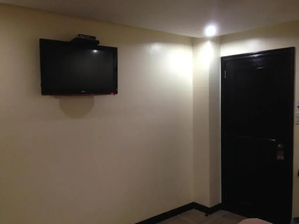 TV/Entertainment Center in Boomerang Hotel