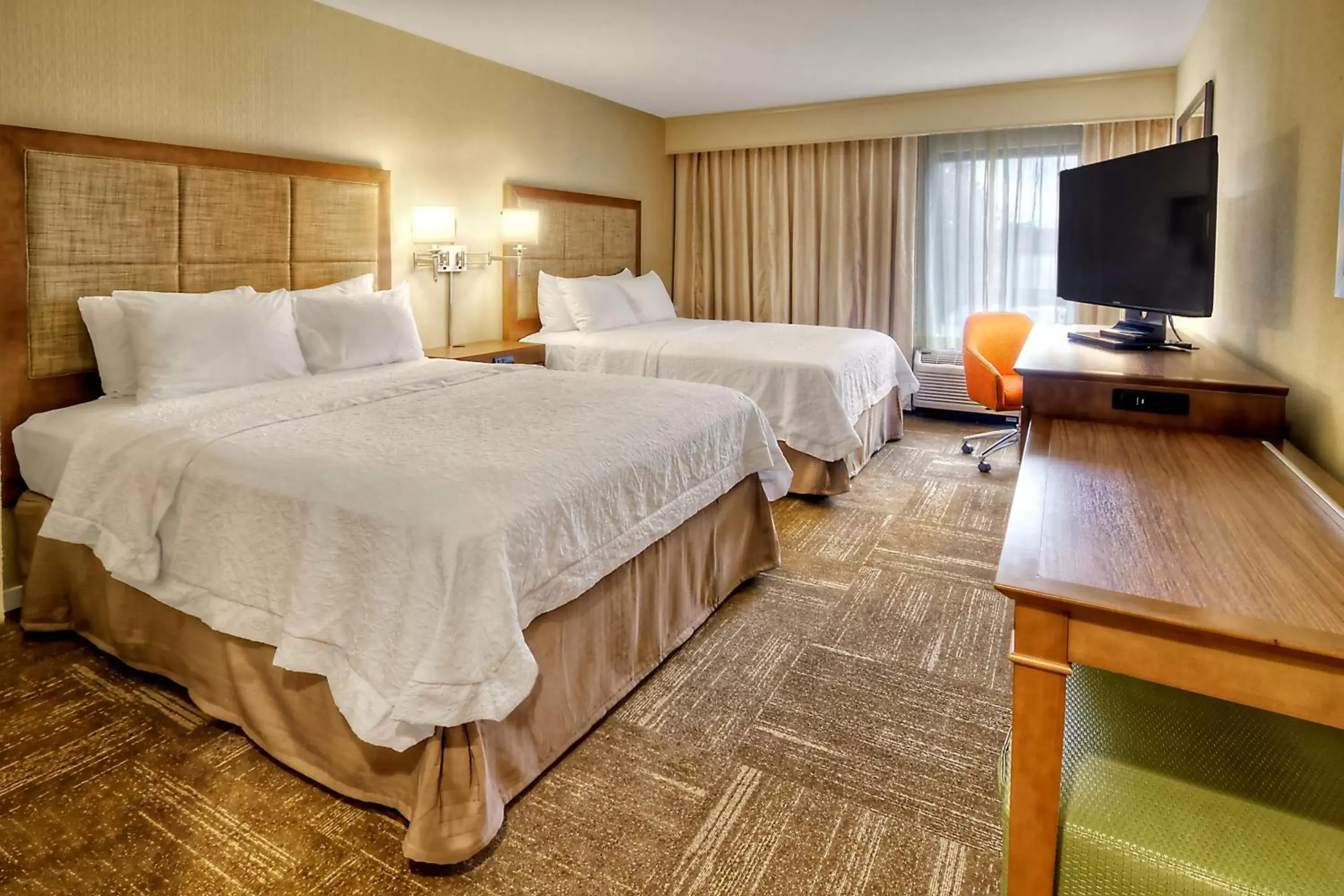 Bed in Hampton Inn and Suites Asheville Airport