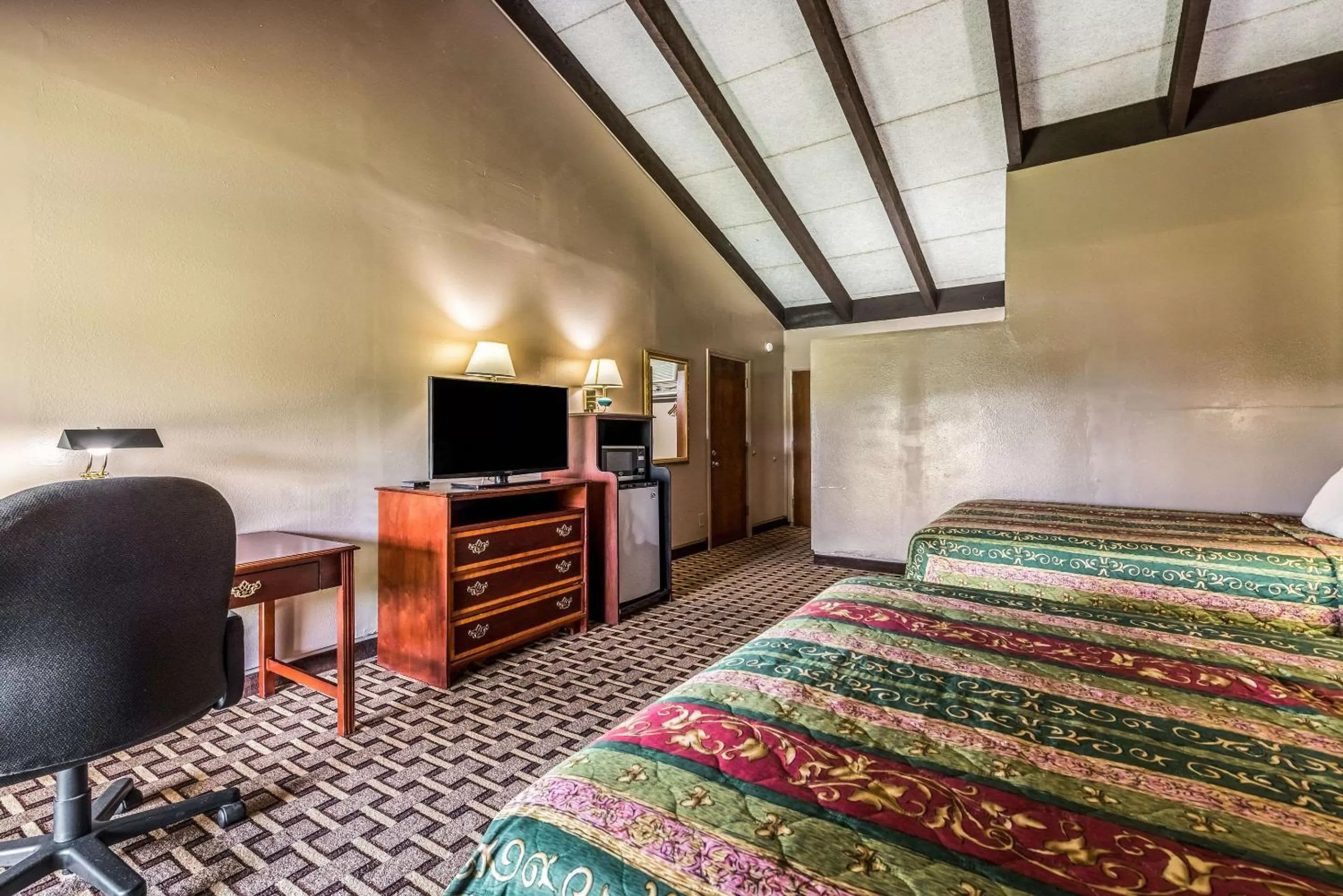 Photo of the whole room, Bed in Rodeway Inn