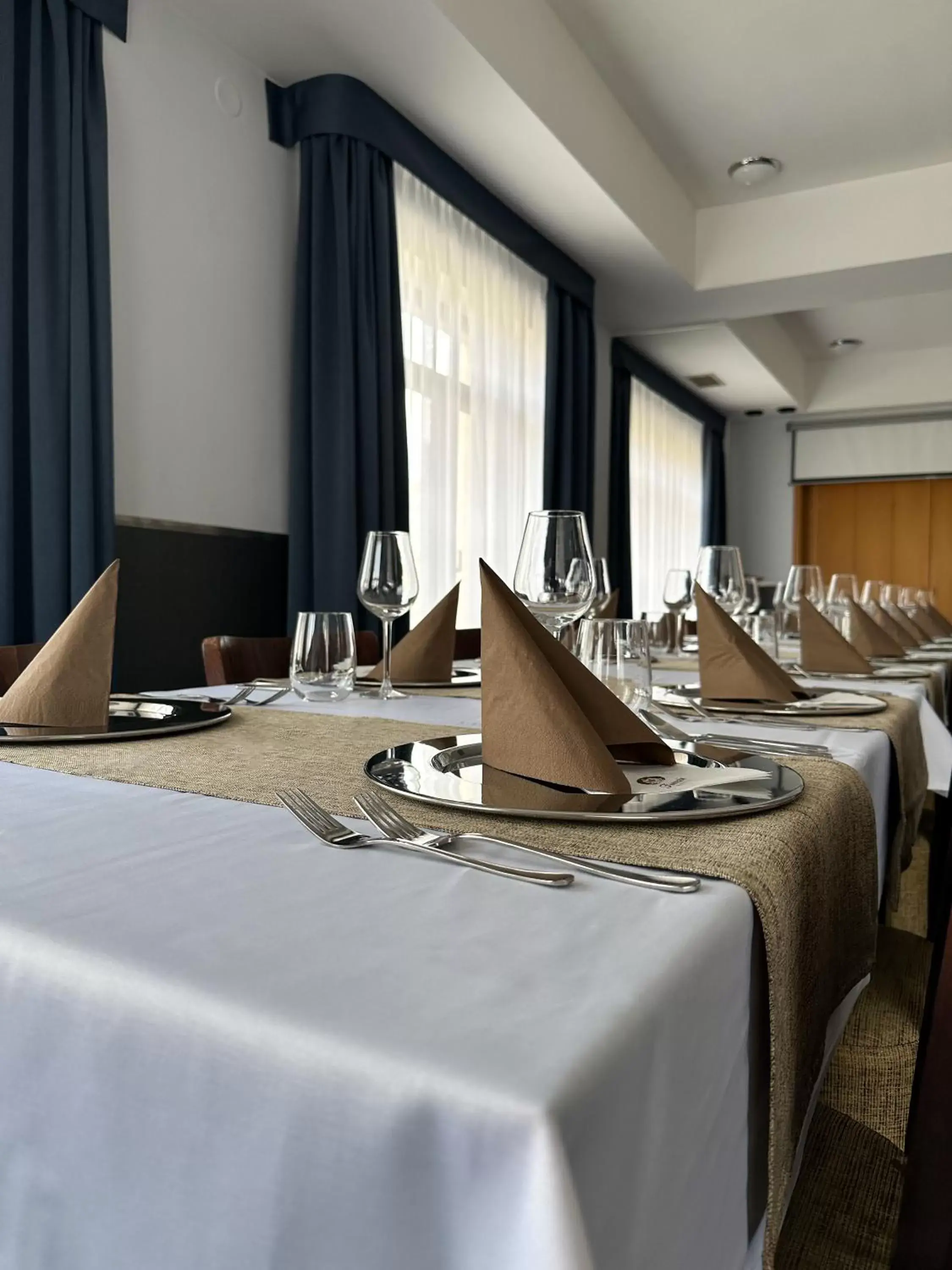 Meeting/conference room, Restaurant/Places to Eat in Hotel Theresia