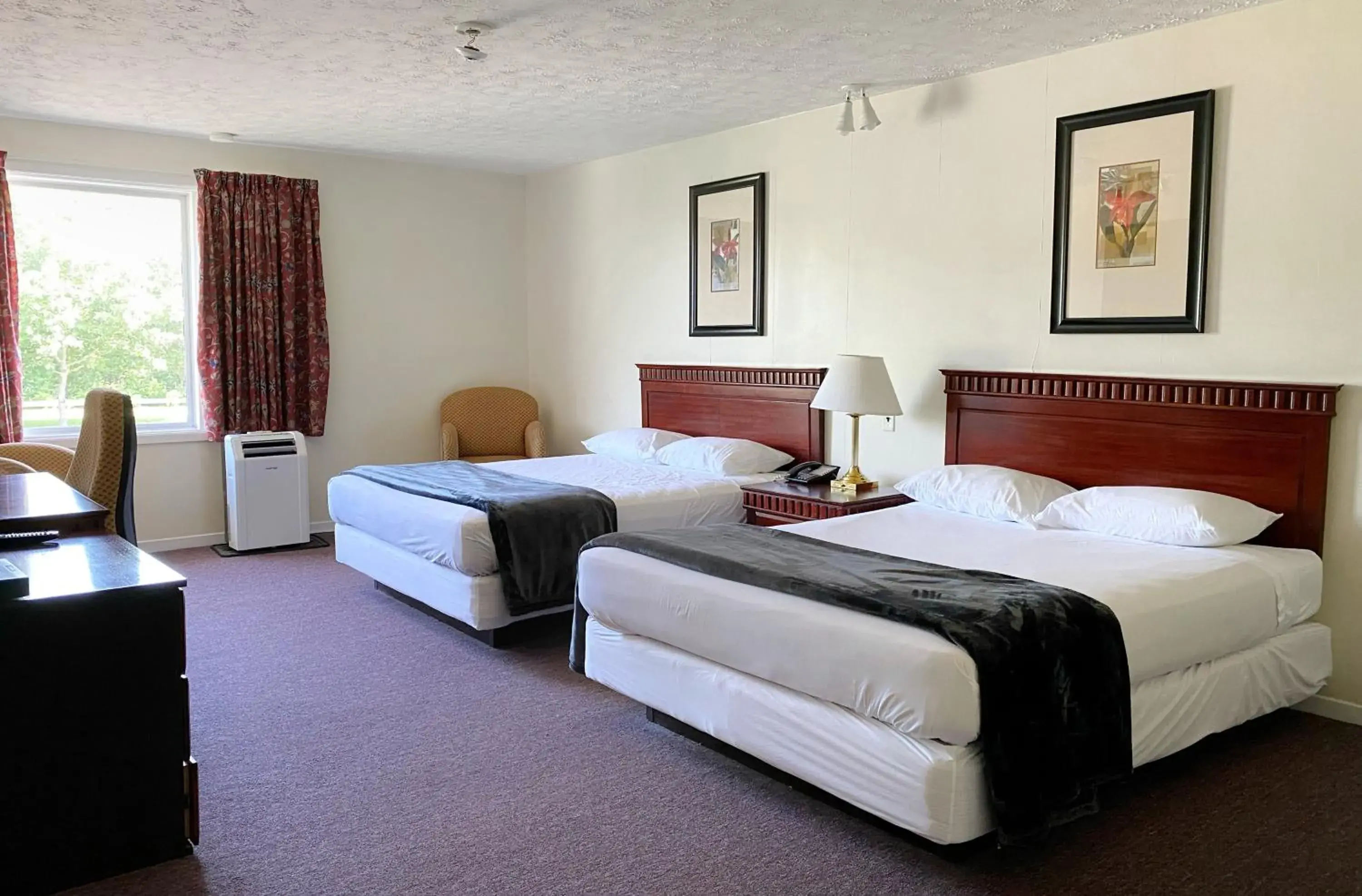 Shower, Bed in The Fort Nashwaak Motel