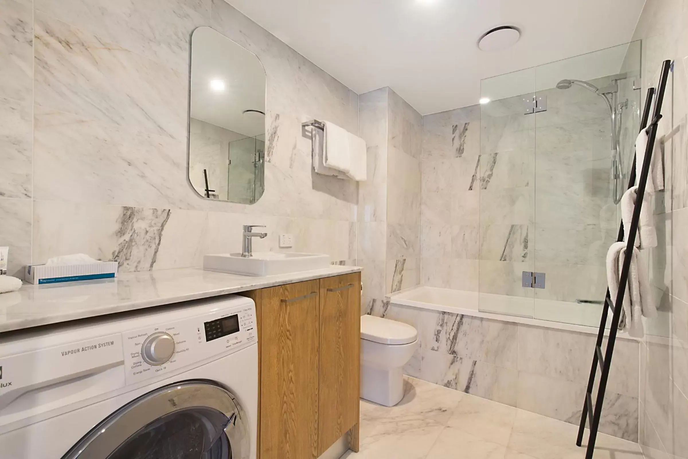 Bath, Bathroom in Jephson Hotel & Apartments