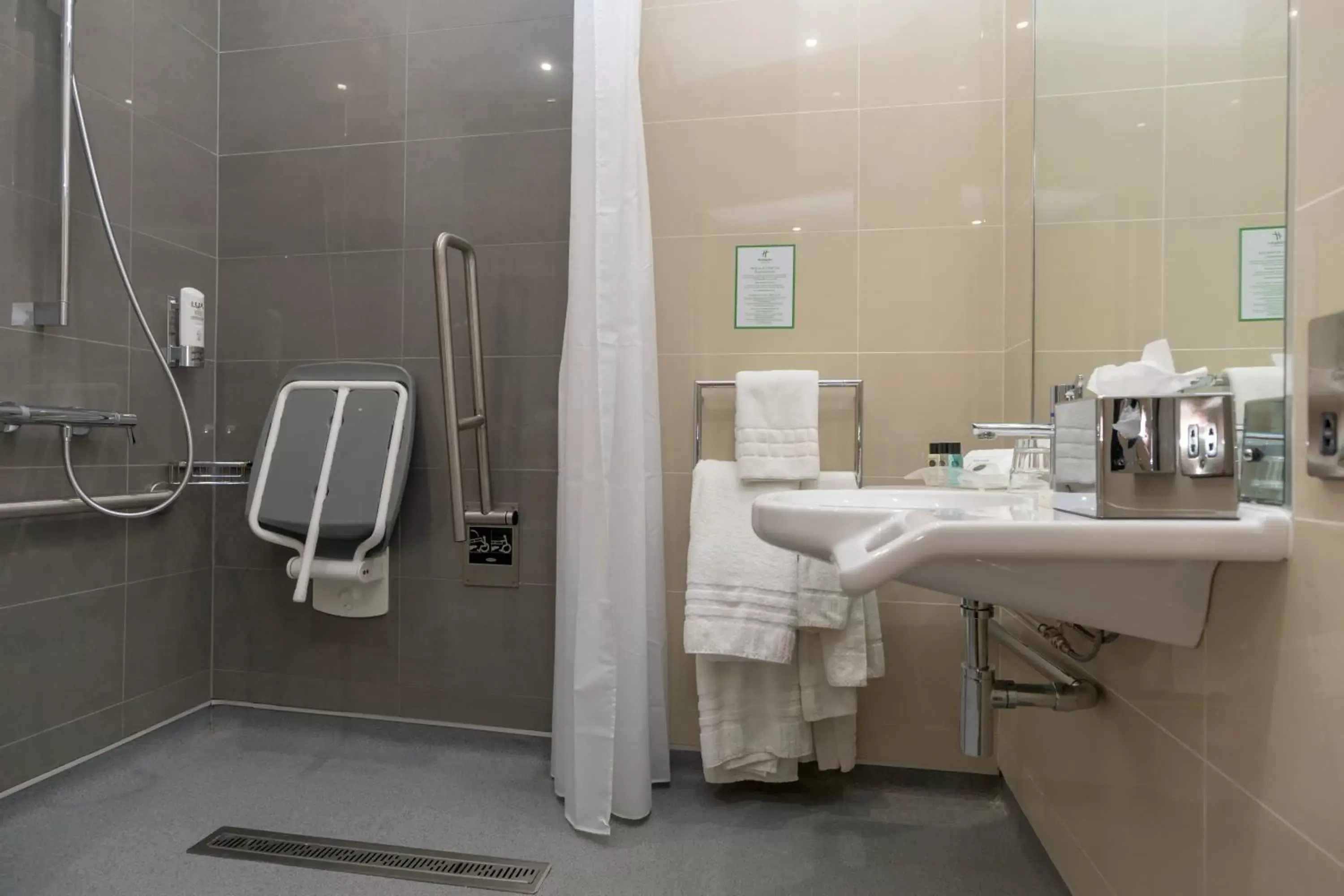 Photo of the whole room, Bathroom in Holiday Inn Nottingham, an IHG Hotel