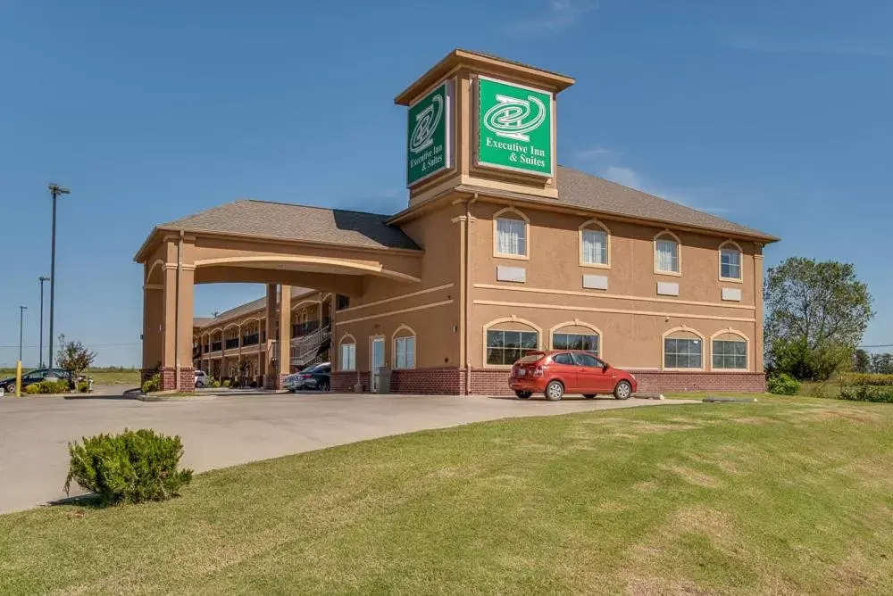 Facade/entrance, Property Building in Executive Inn & Suites Cushing