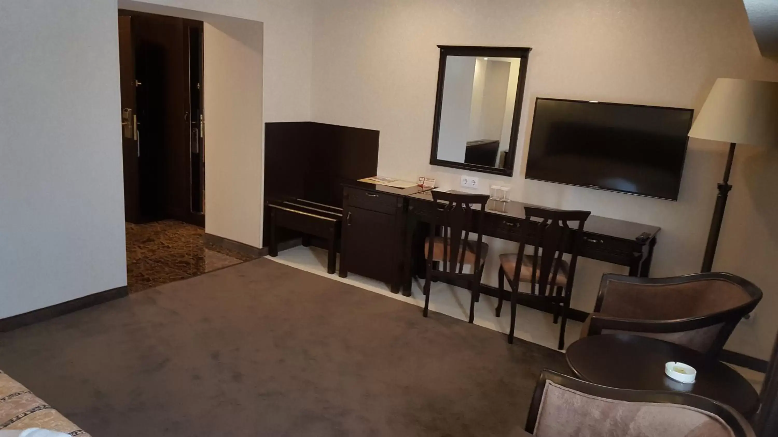 Standard King Room - single occupancy in Grand Mir Hotel Standard King Room - single occupancy in Grand Mir Hotel