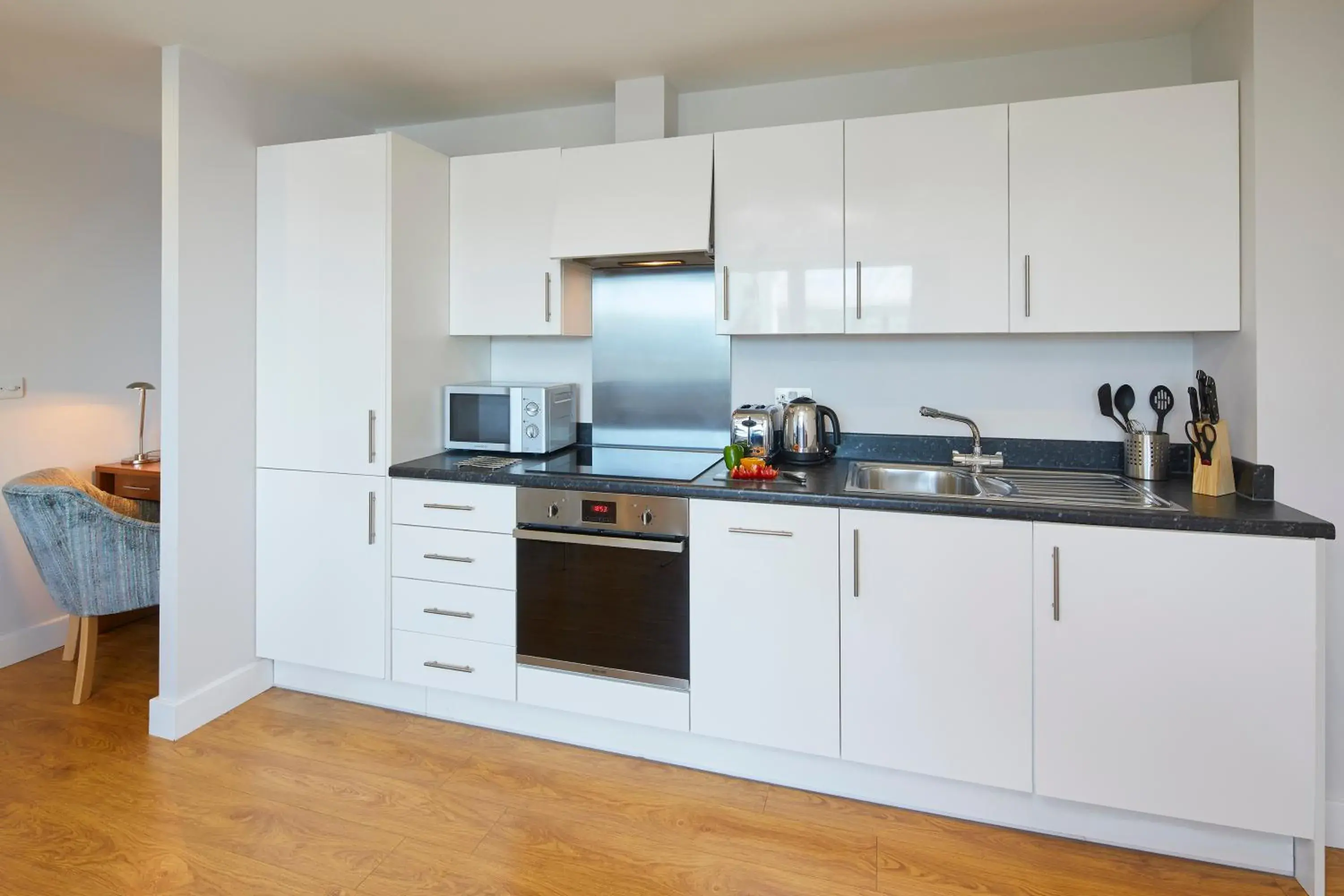 Kitchen or kitchenette, Kitchen/Kitchenette in SACO Aparthotel Farnborough