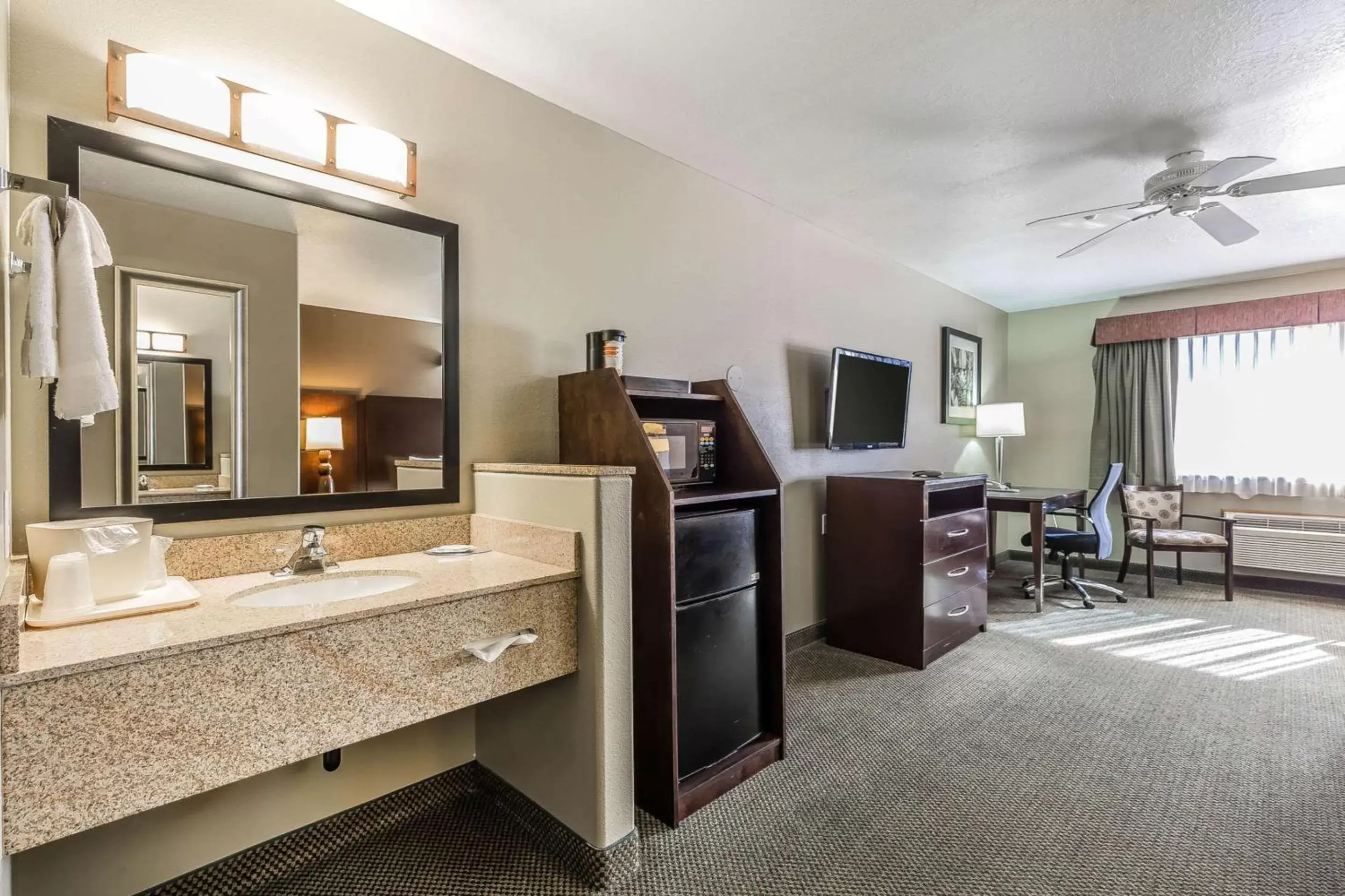 Photo of the whole room, TV/Entertainment Center in Quality Inn Washington - St George North