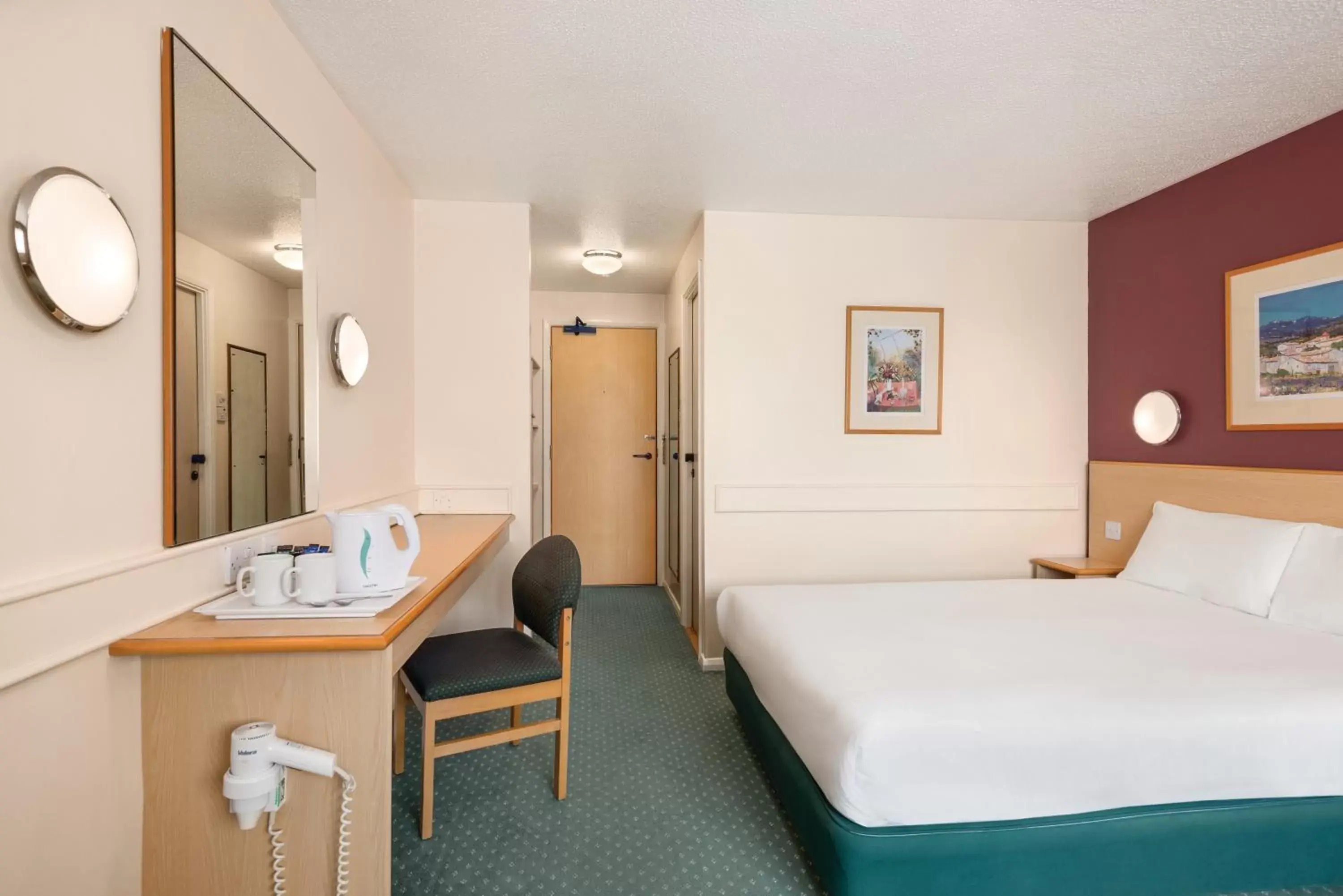 Photo of the whole room, Bed in Days Inn Hotel Sheffield South