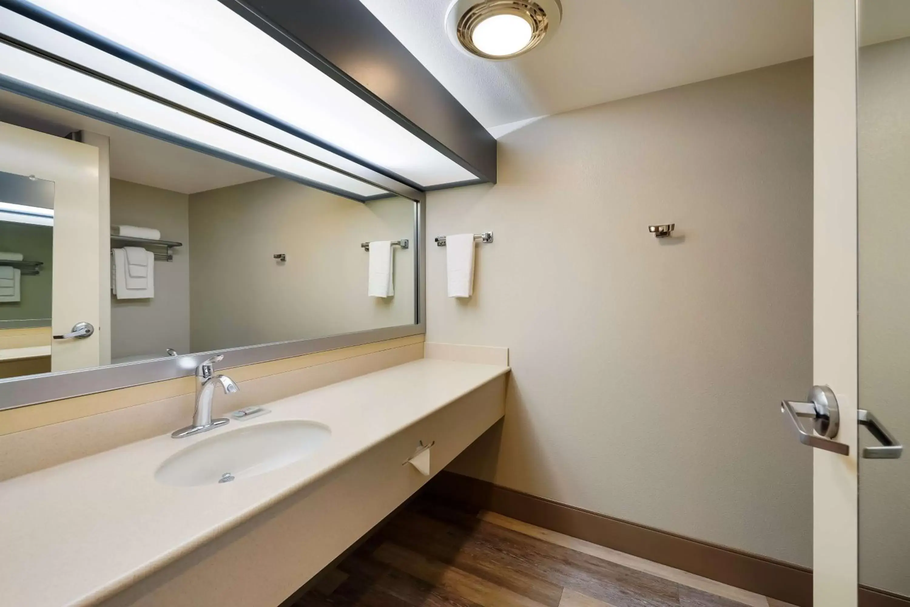 Bathroom in Best Western Inn & Suites Lemoore