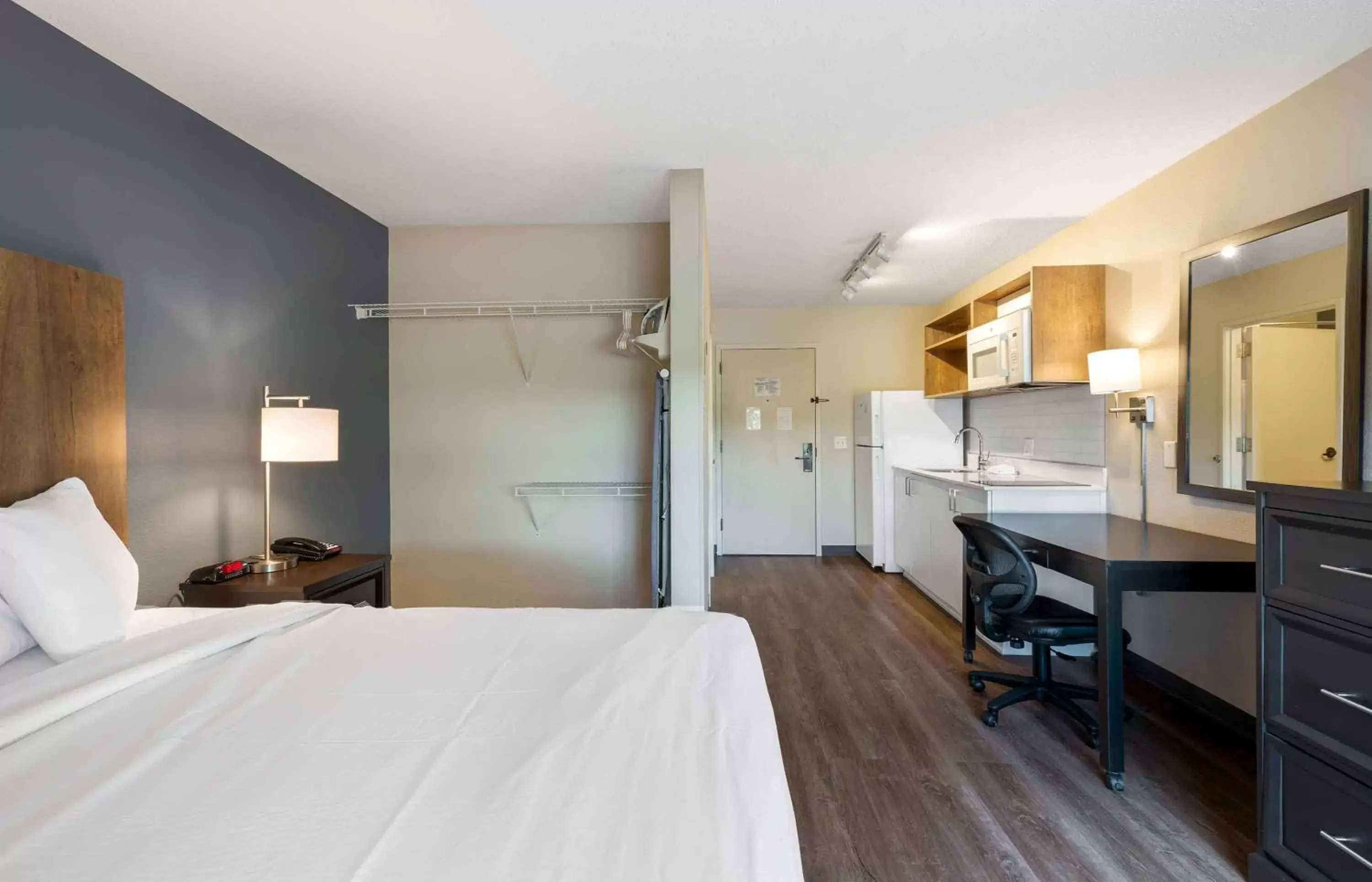 Bedroom, Bed in Extended Stay America Suites - Boston - Burlington