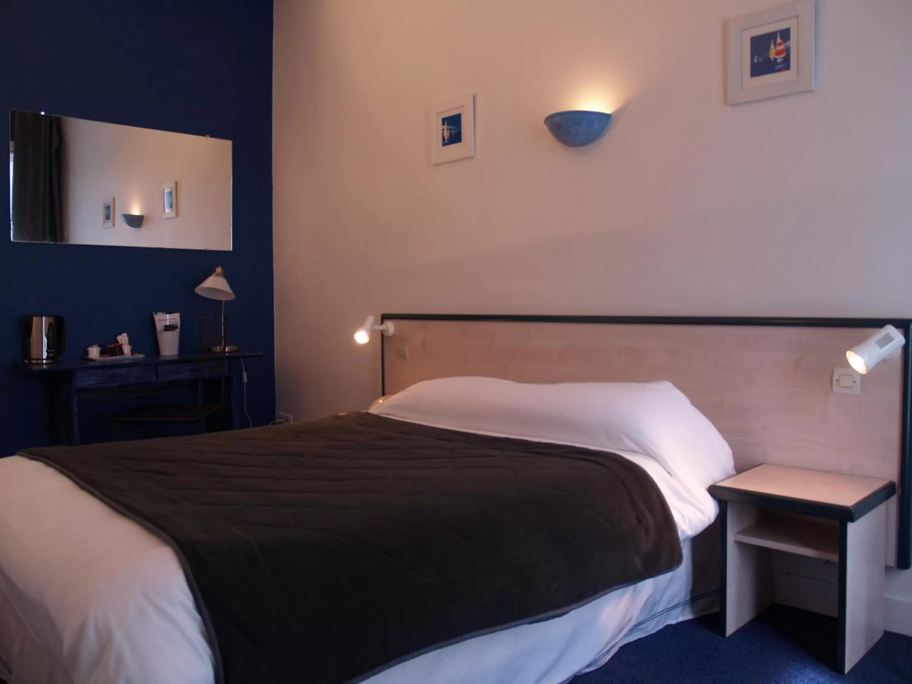 Bedroom in Hôtel Central