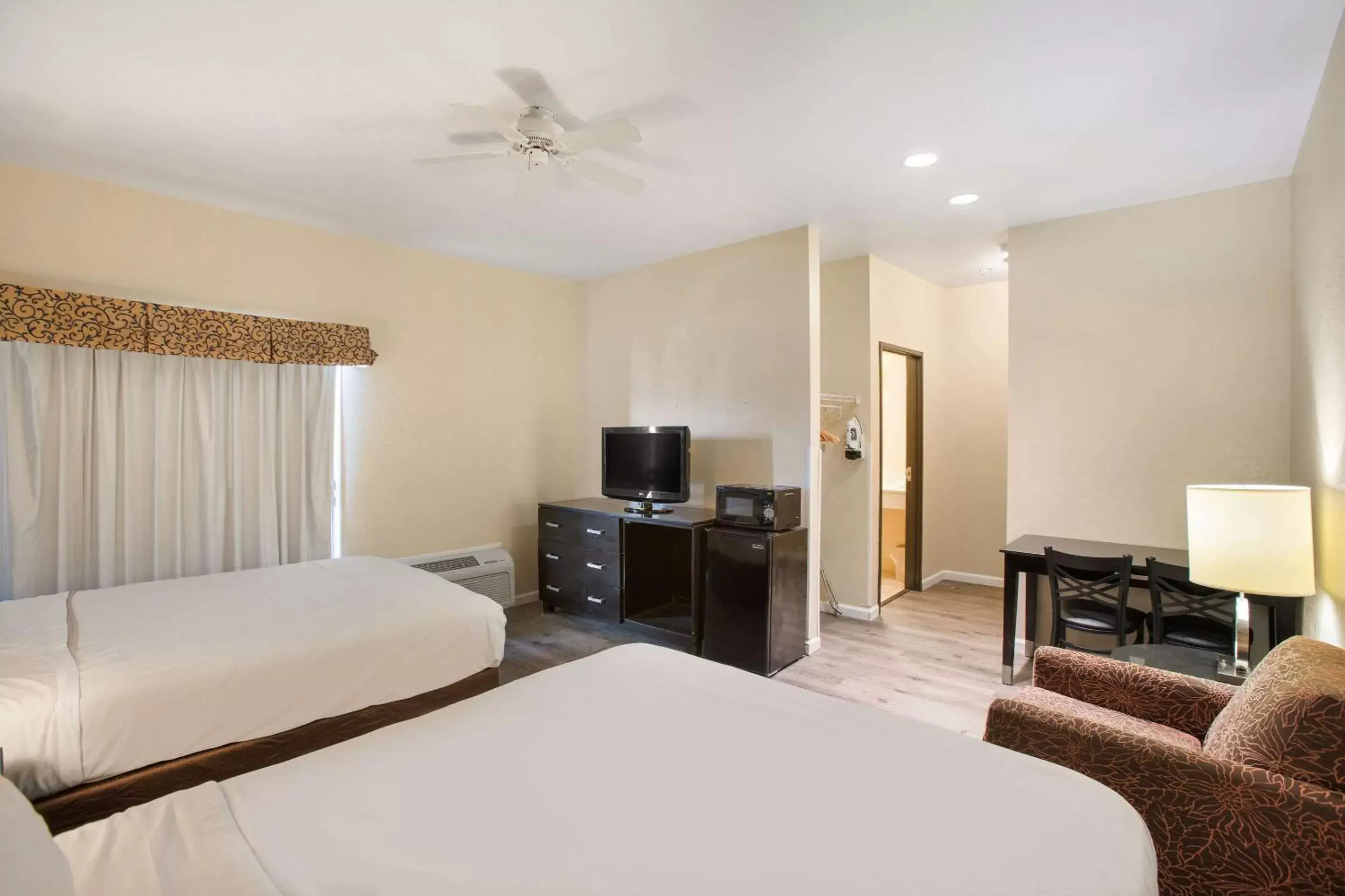 Bedroom, TV/Entertainment Center in Rodeway Inn & Suites Mackinaw City Bridgeview
