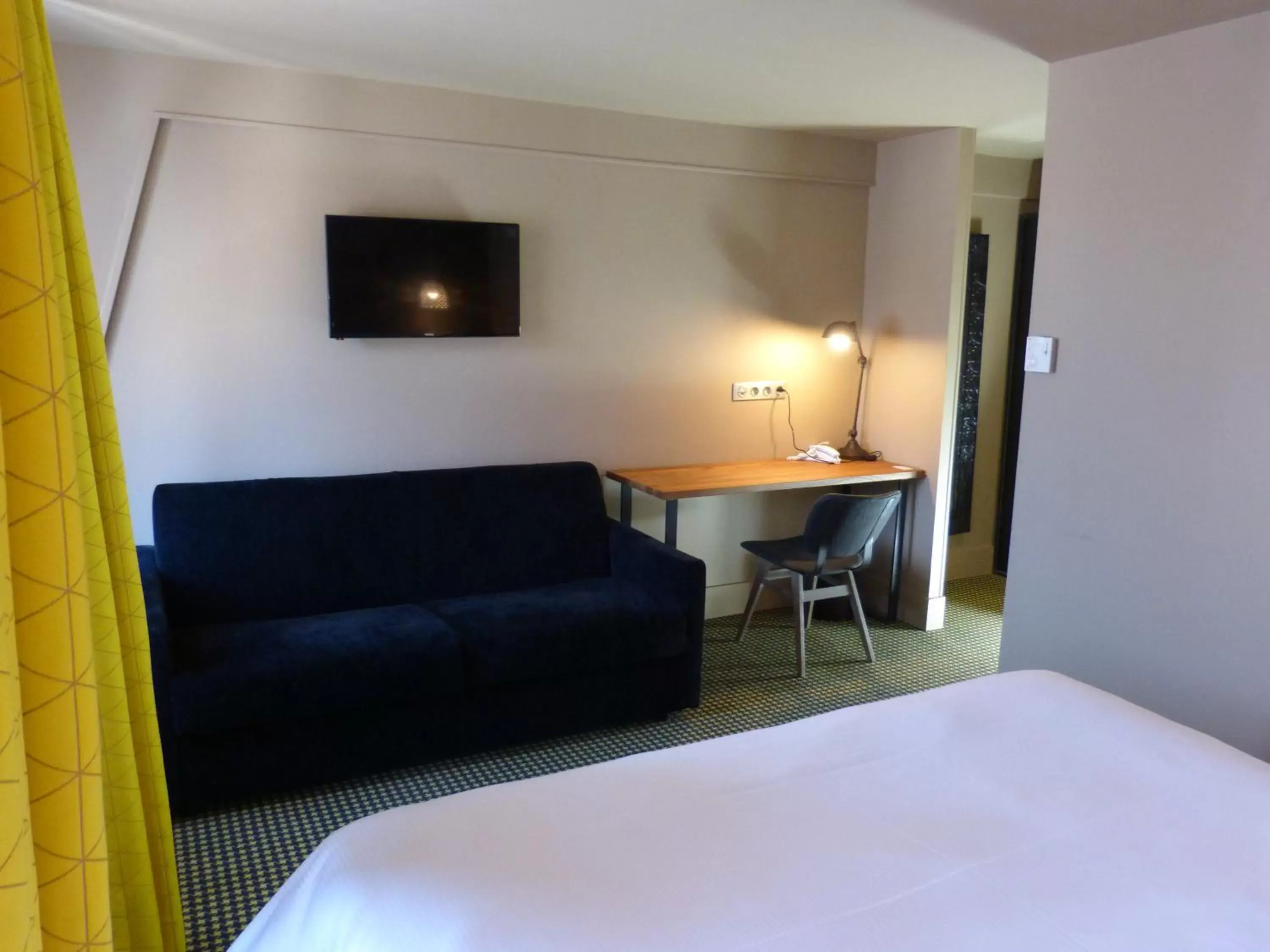 Bed, TV/Entertainment Center in Best Western Citadelle