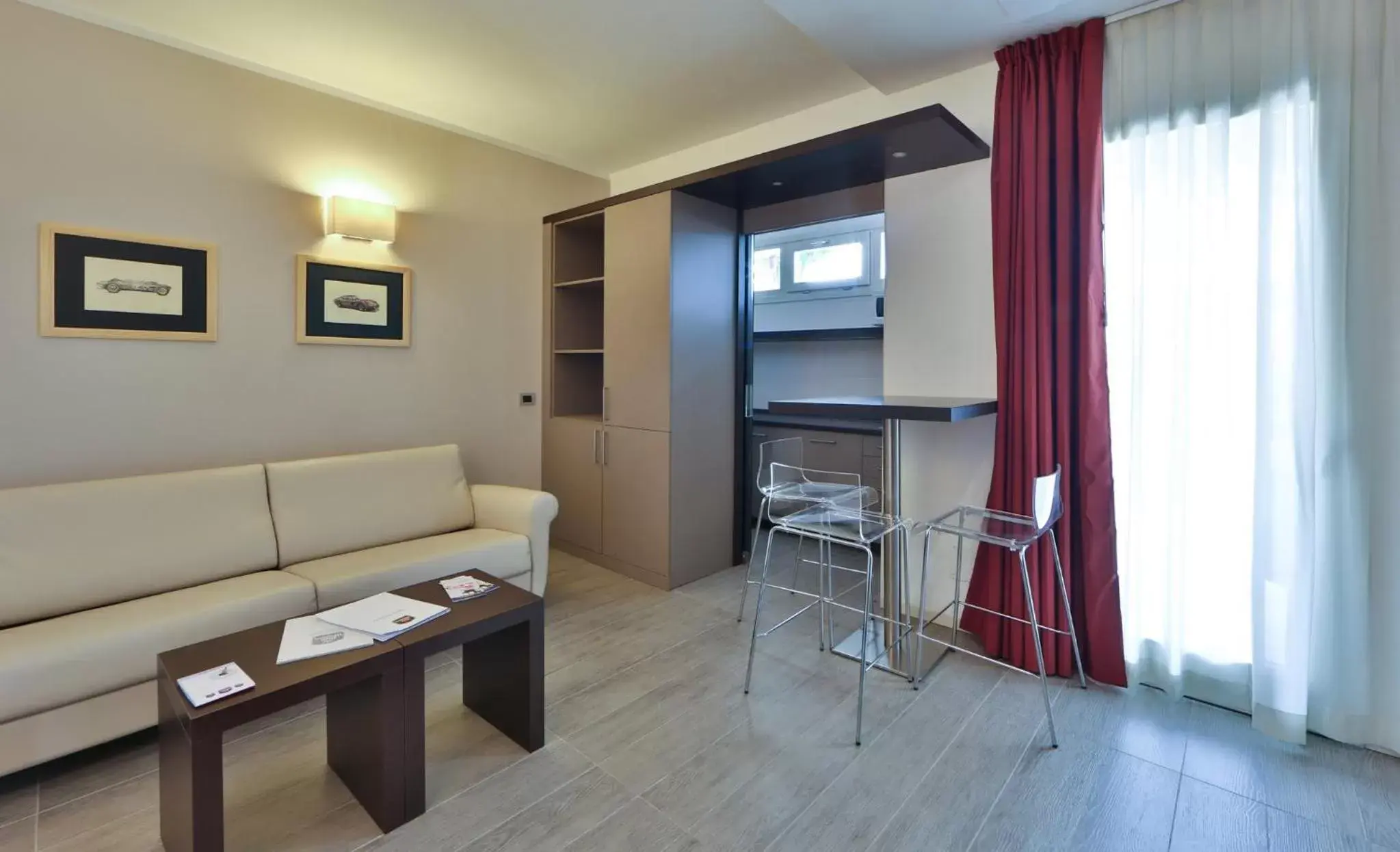 Kitchen or kitchenette, Seating Area in Best Western Plus Hotel Modena Resort