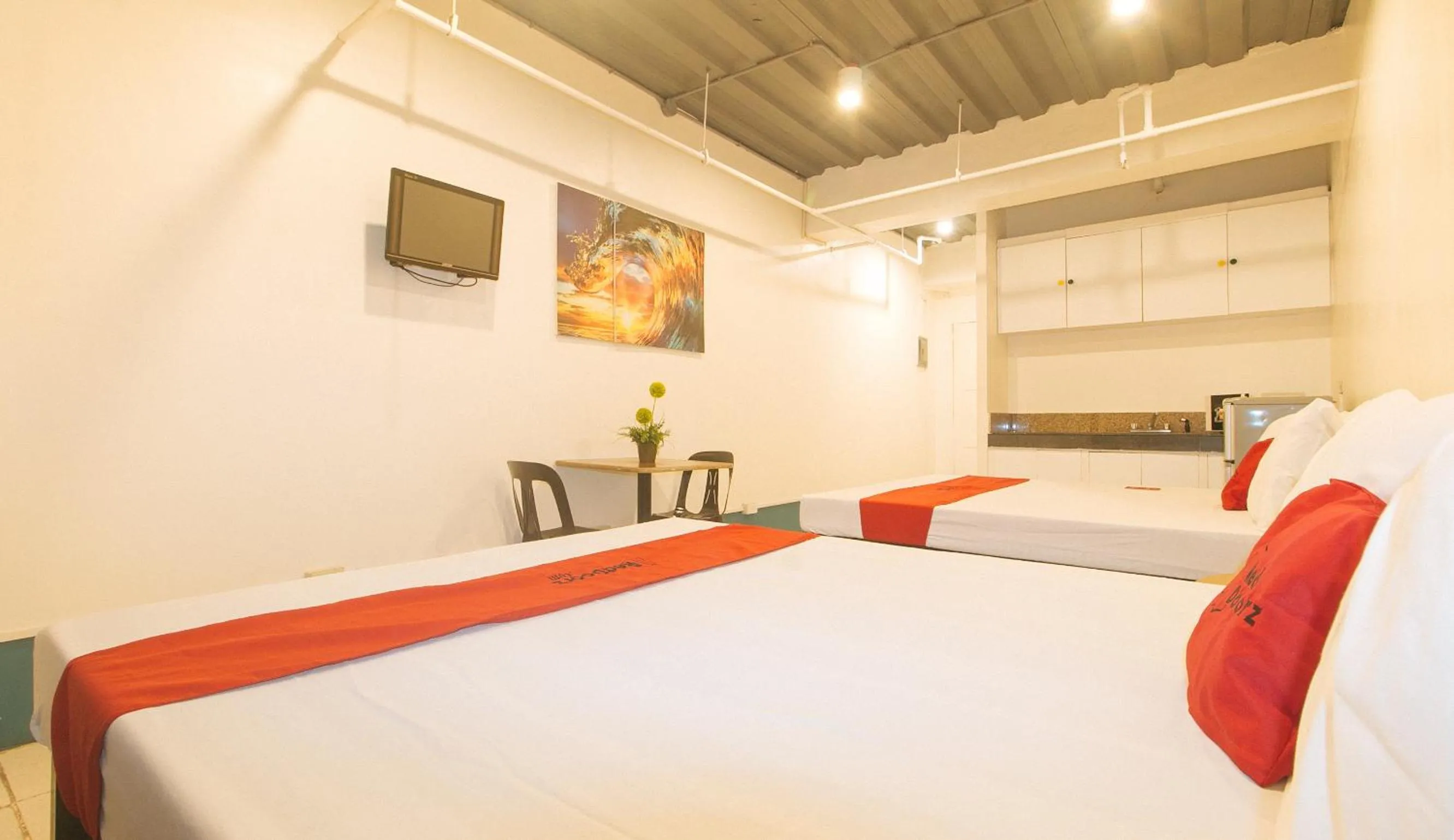 Photo of the whole room, Bed in RedDoorz at Crowne One Condo