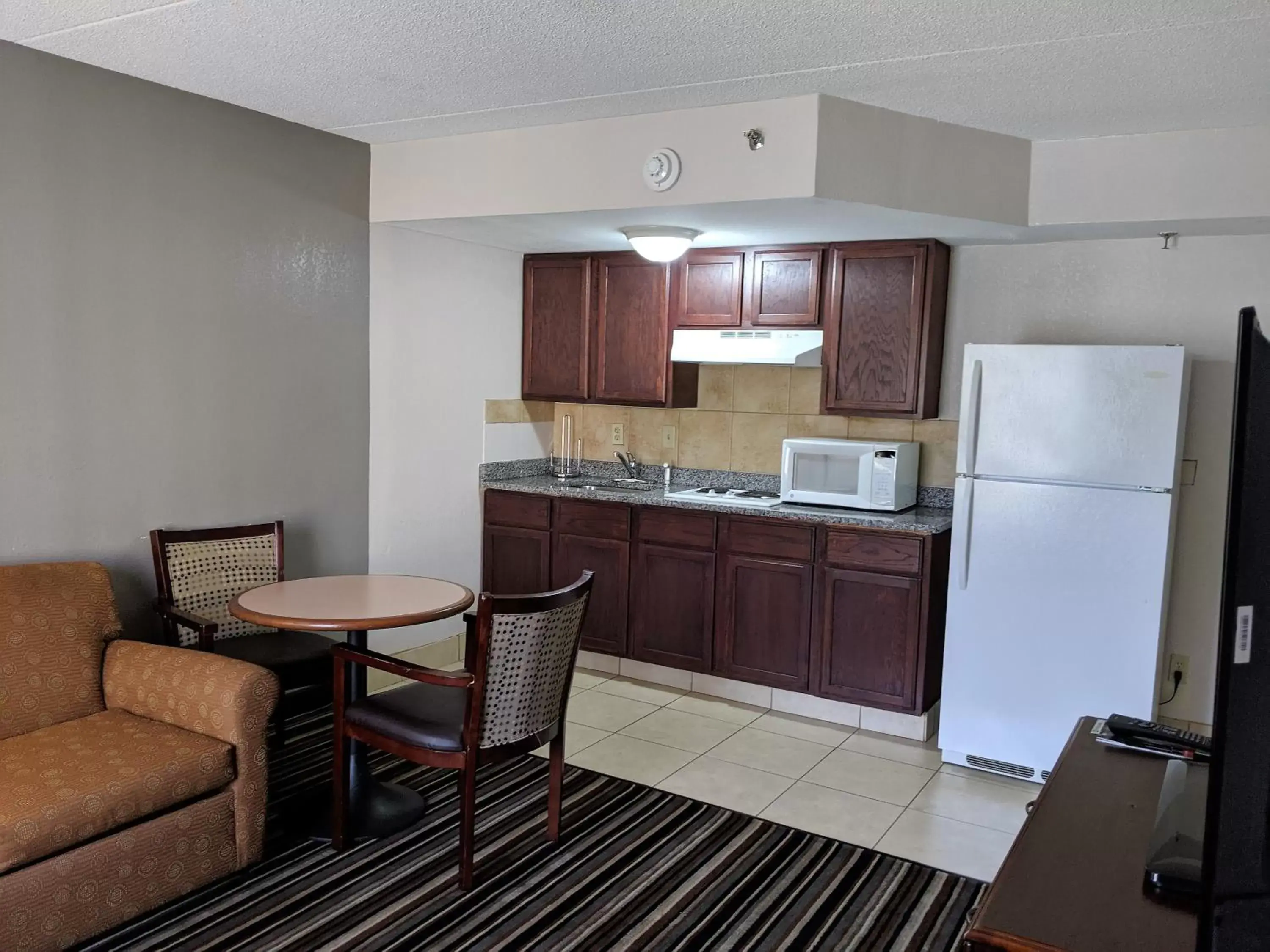 Kitchen or kitchenette, Kitchen/Kitchenette in Wyndham Garden Charlotte Airport Southeast