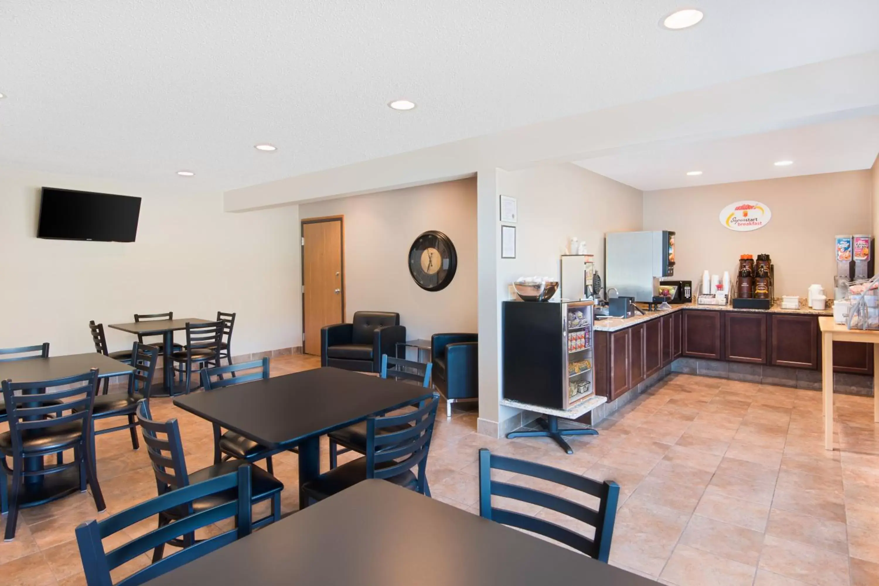 Food and drinks, Restaurant/Places to Eat in Super 8 by Wyndham Humboldt