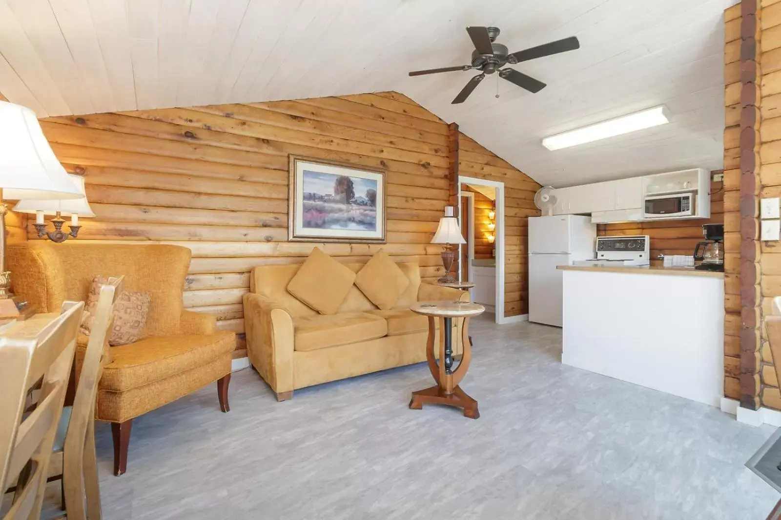 Living room, Seating Area in The Cedarwood Inn & Suites