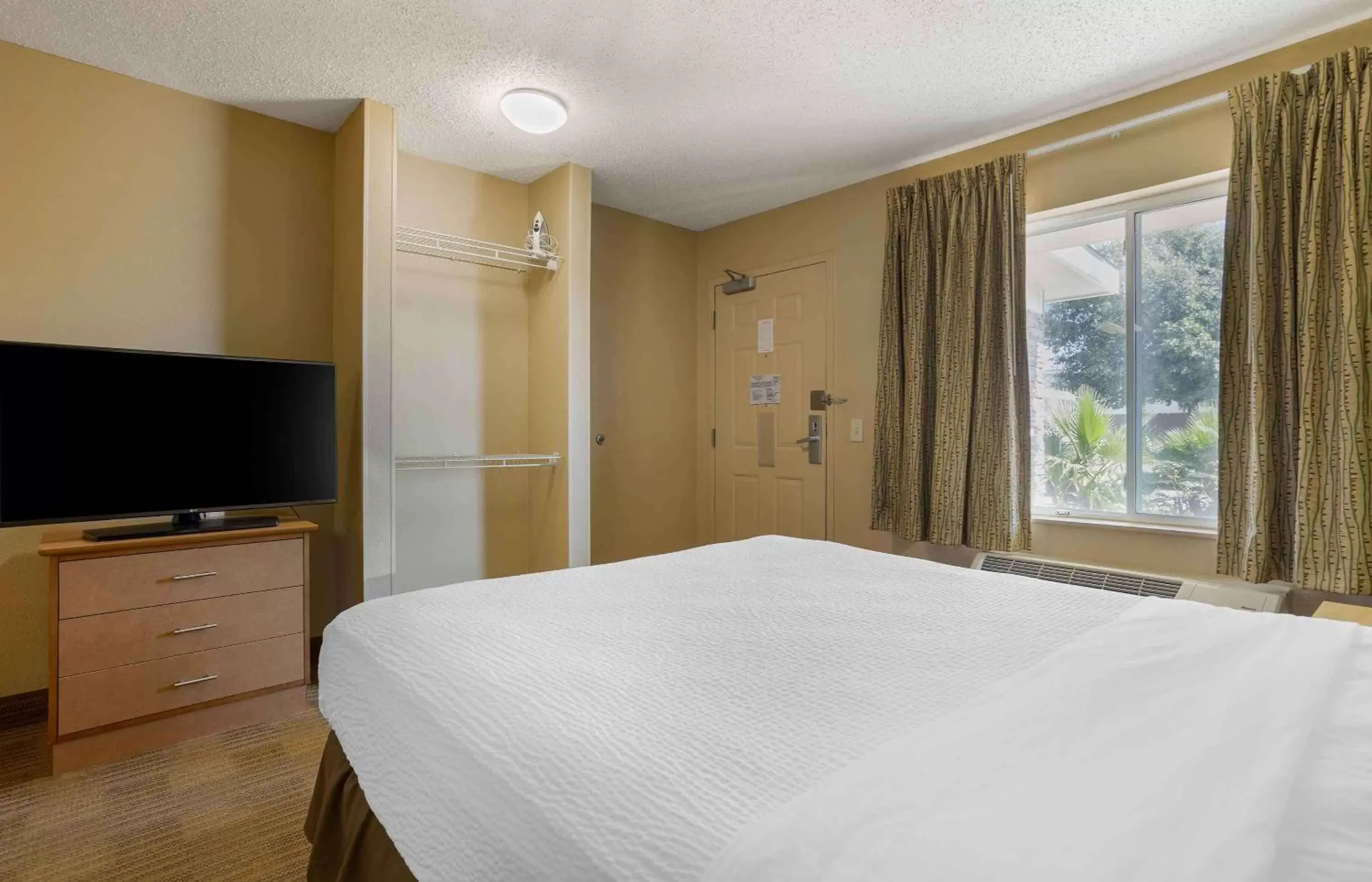 Bedroom, Bed in Extended Stay America Suites - Houston - The Woodlands