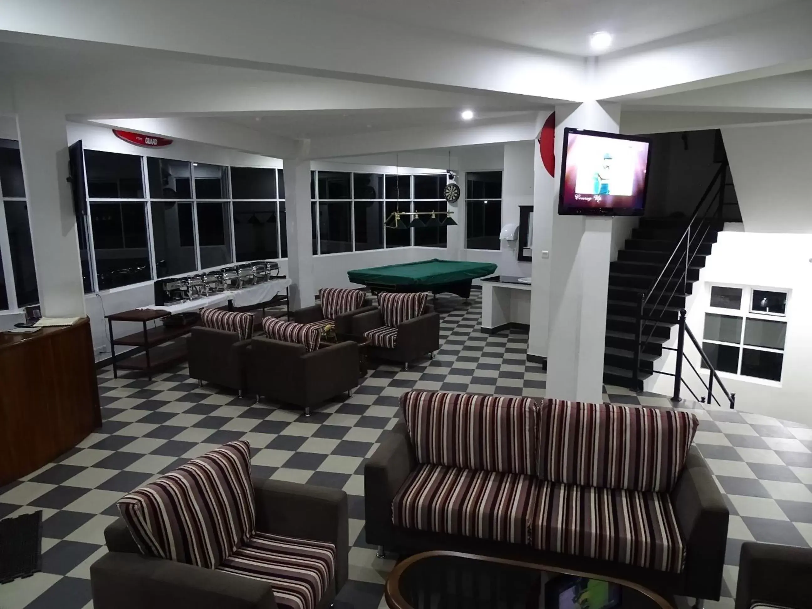 Communal lounge/ TV room, Seating Area in Kandy Supreme Hotel