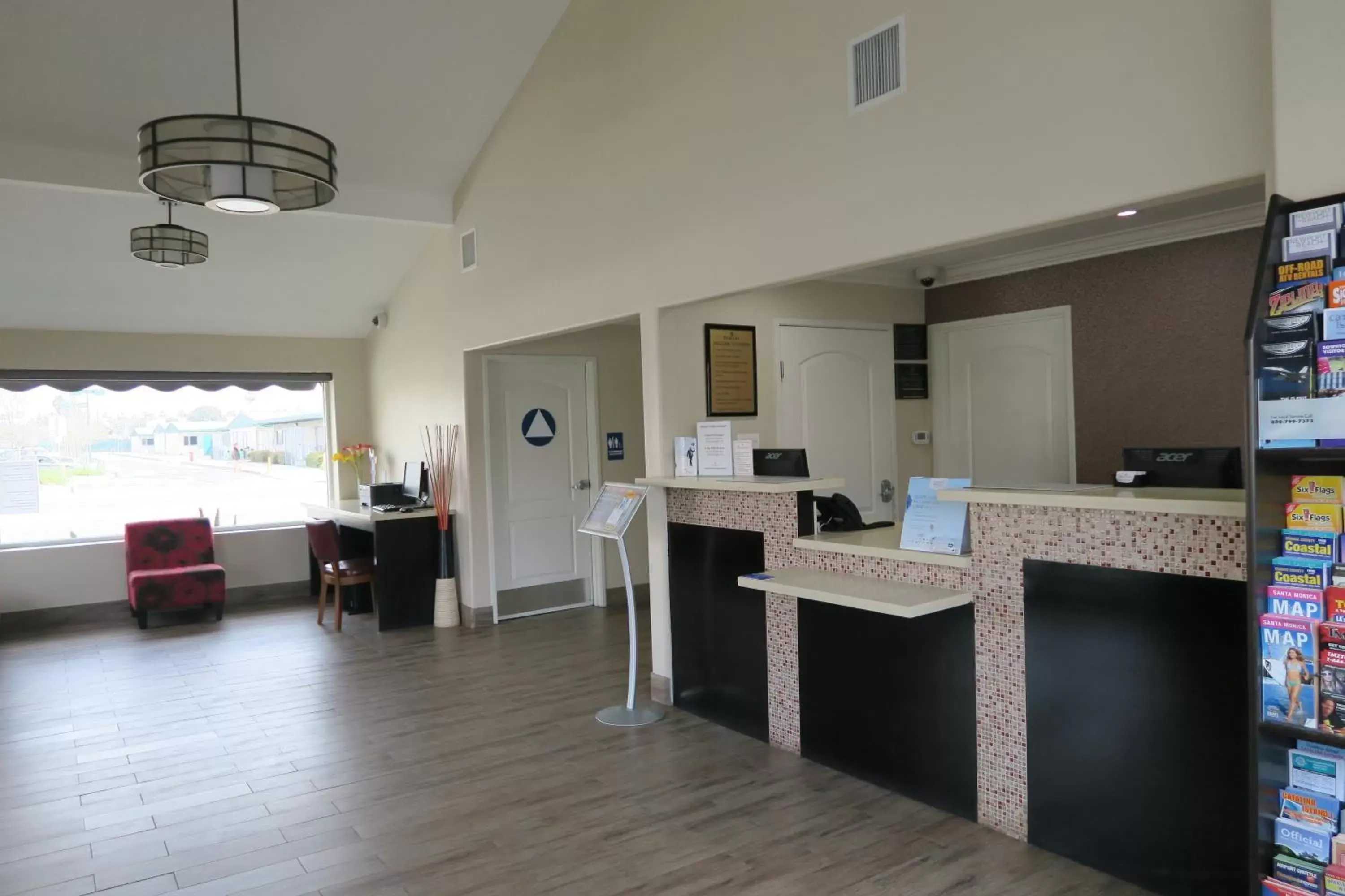Lobby or reception, Kitchen/Kitchenette in Solara Inn and Suites