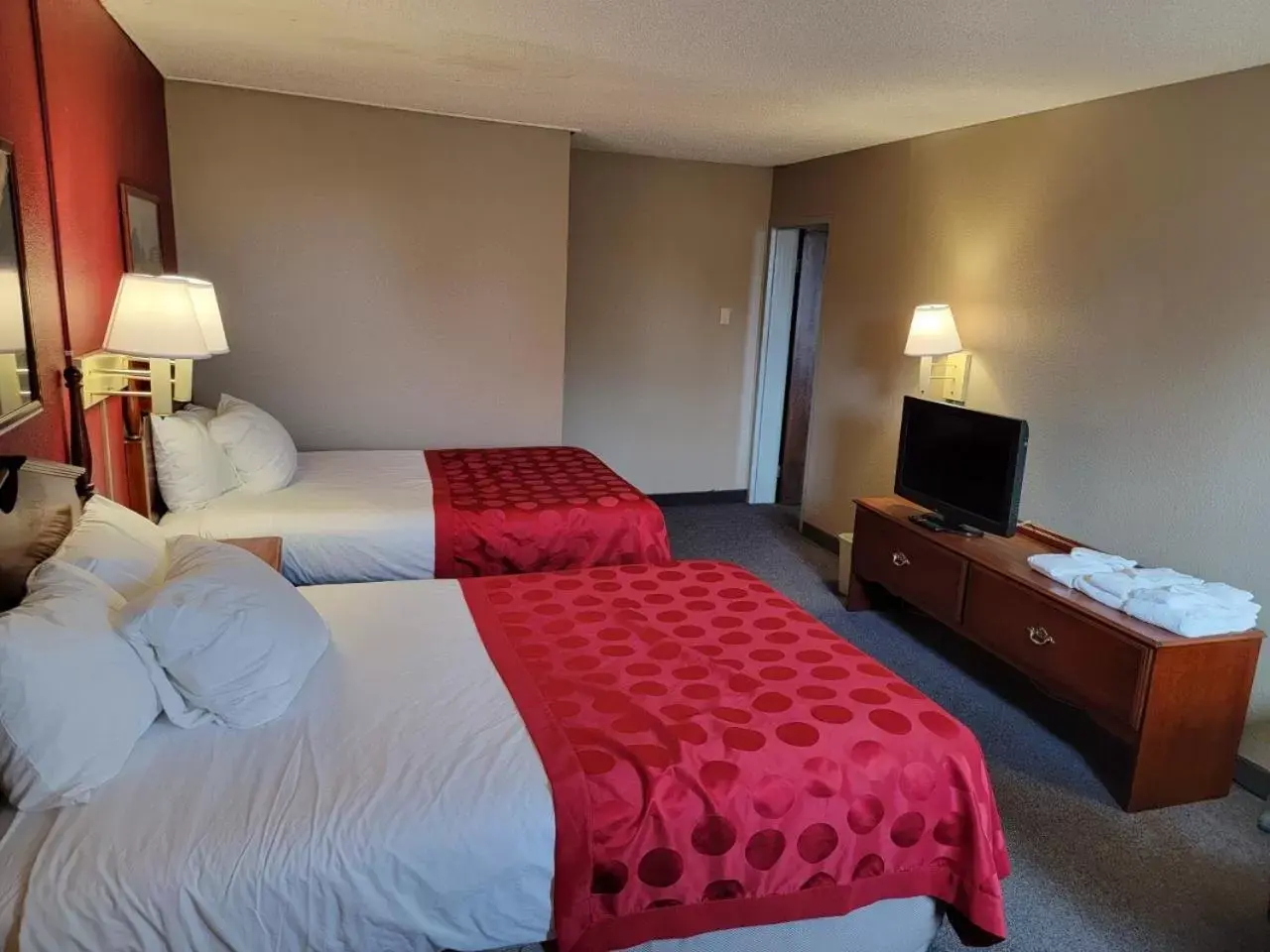 Photo of the whole room, Bed in Ramada by Wyndham Angola/Fremont Area