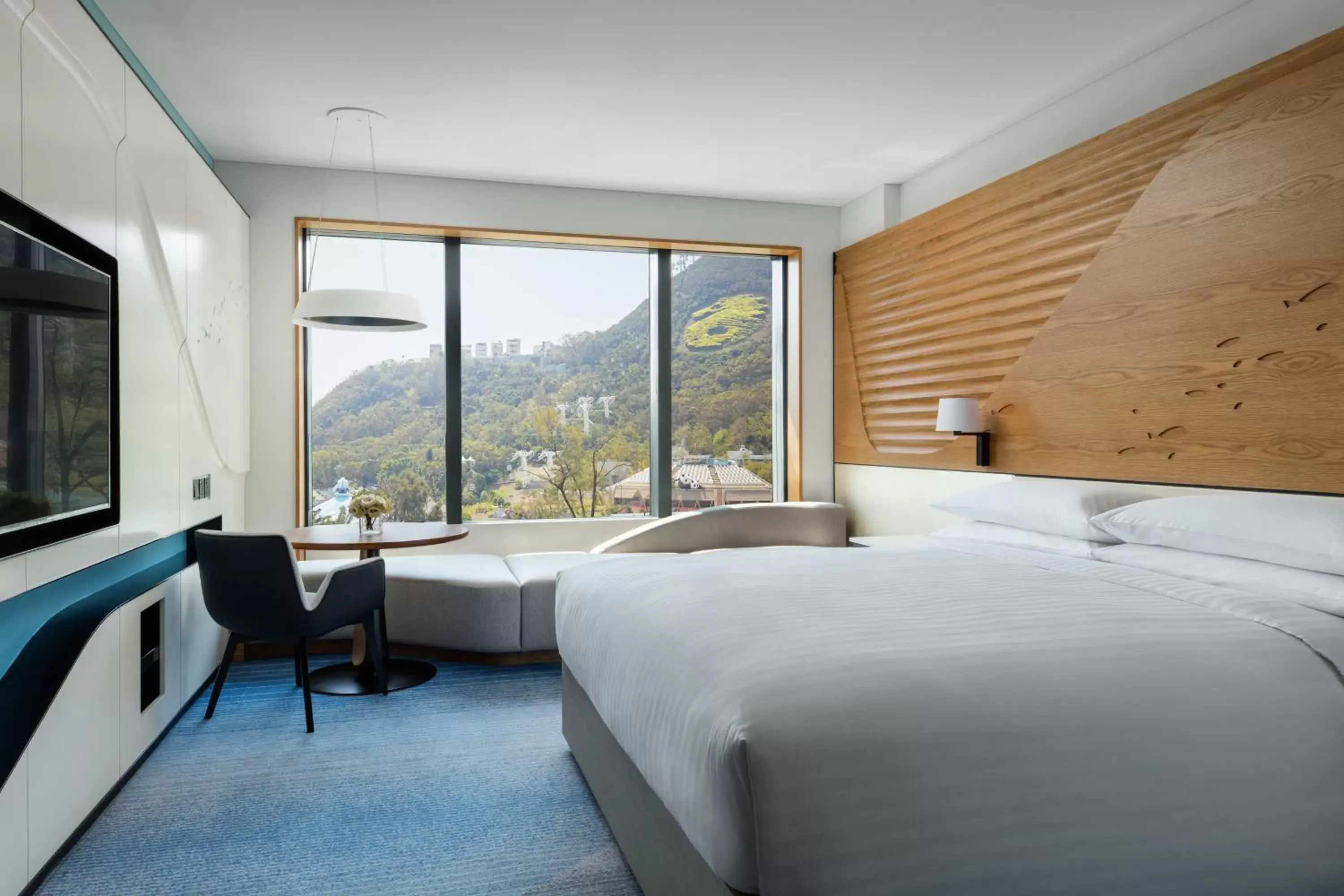 Bedroom, Mountain View in Hong Kong Ocean Park Marriott Hotel