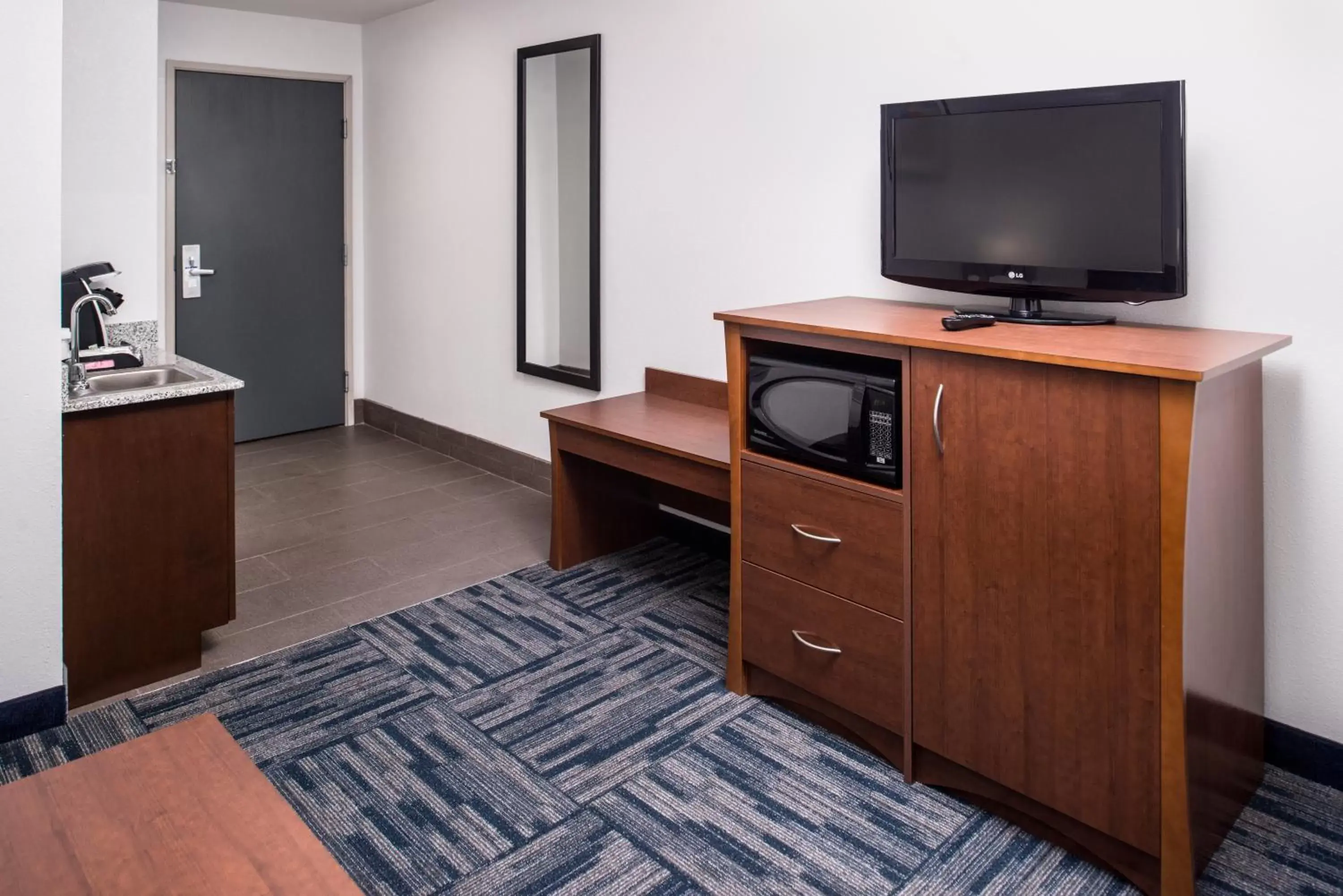 Photo of the whole room, TV/Entertainment Center in Holiday Inn Express & Suites Alamogordo Highway 54/70, an IHG Hotel